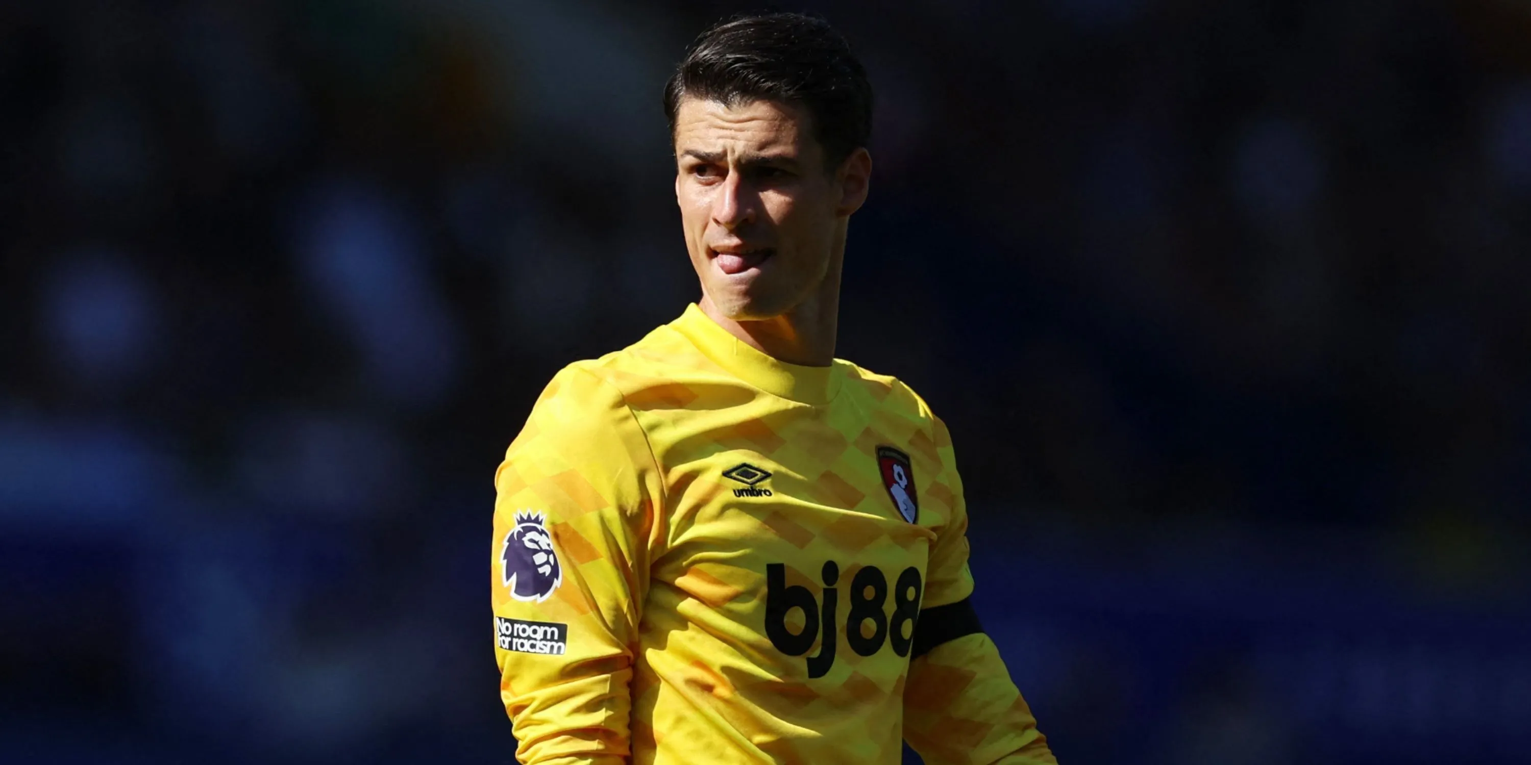 Thủ môn Kepa Arrizabalaga trong màu áo Bournemouth, một trong những cầu thủ hưởng lương cao nhất tại câu lạc bộ