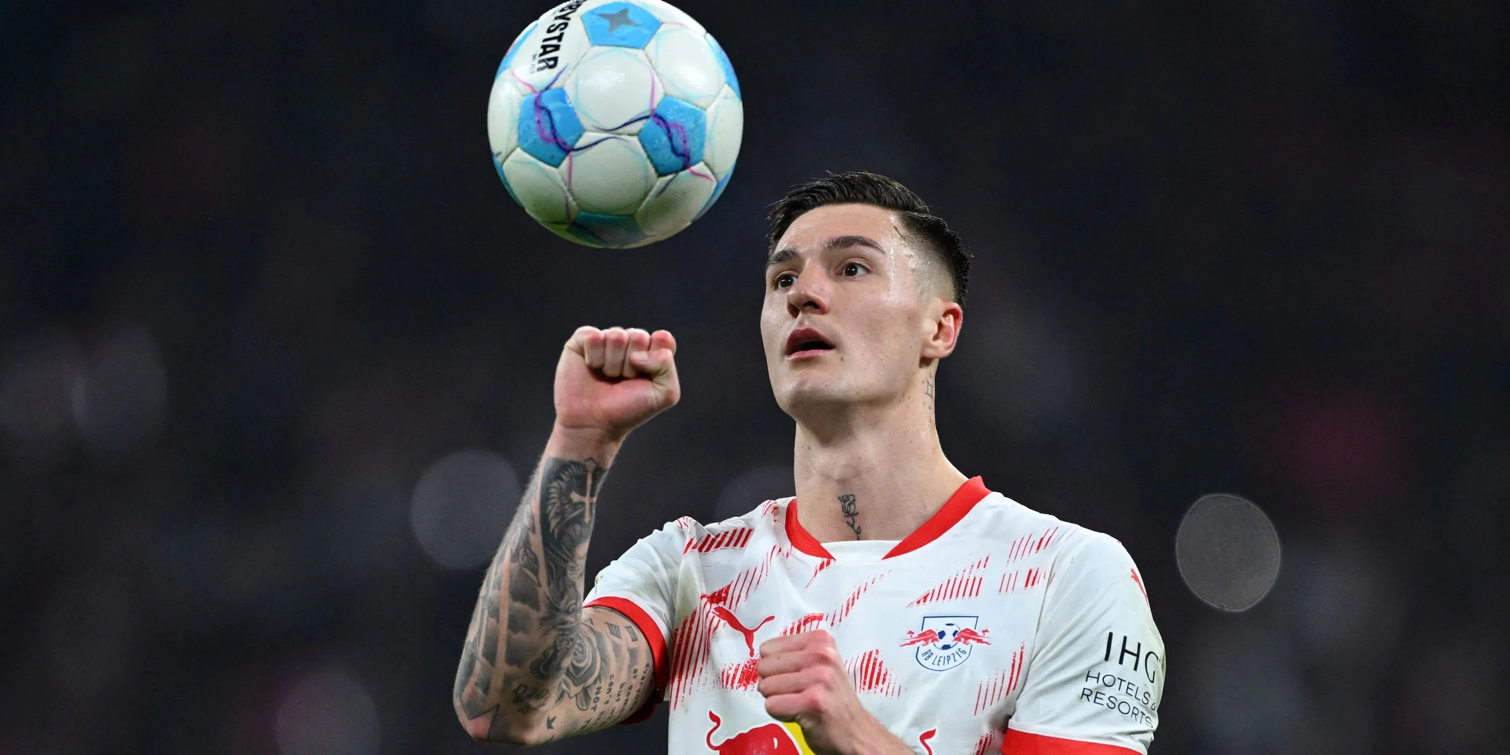 Tiền đạo Benjamin Sesko chuẩn bị thực hiện quả phạt đền cho RB Leipzig