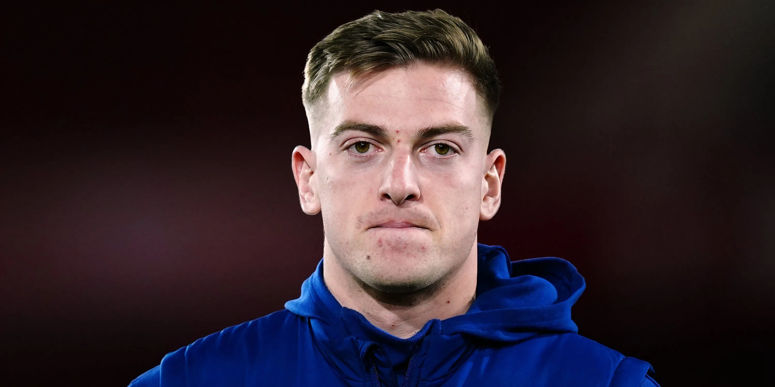Tiền đạo Liam Delap của Ipswich Town khởi động trước một trận đấu bóng đá