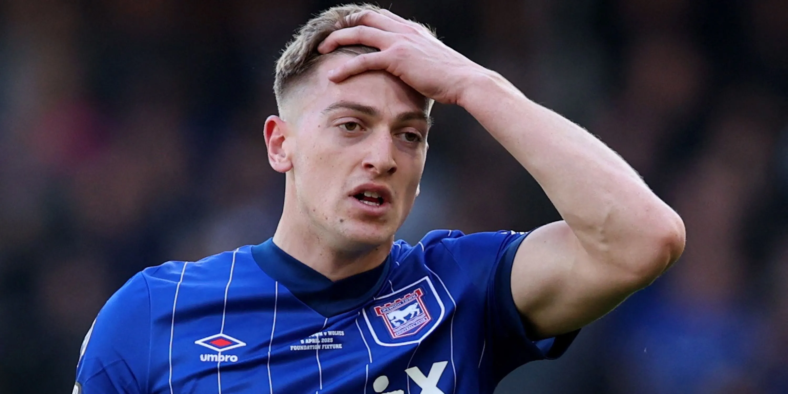 Tiền đạo Liam Delap của Ipswich Town thể hiện sự thất vọng sau một tình huống bỏ lỡ