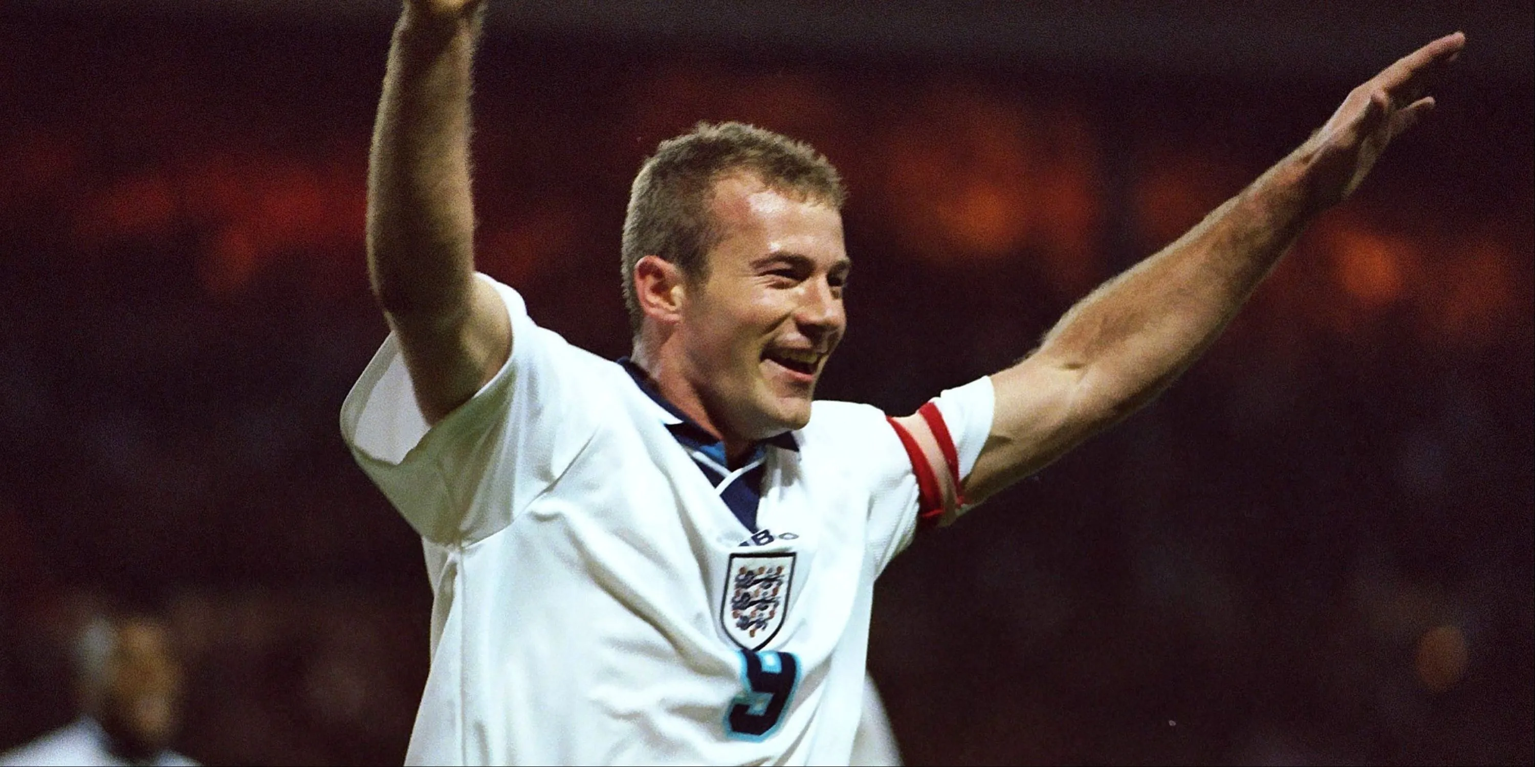 Tiền đạo lừng danh Alan Shearer ăn mừng bàn thắng cho đội tuyển Anh