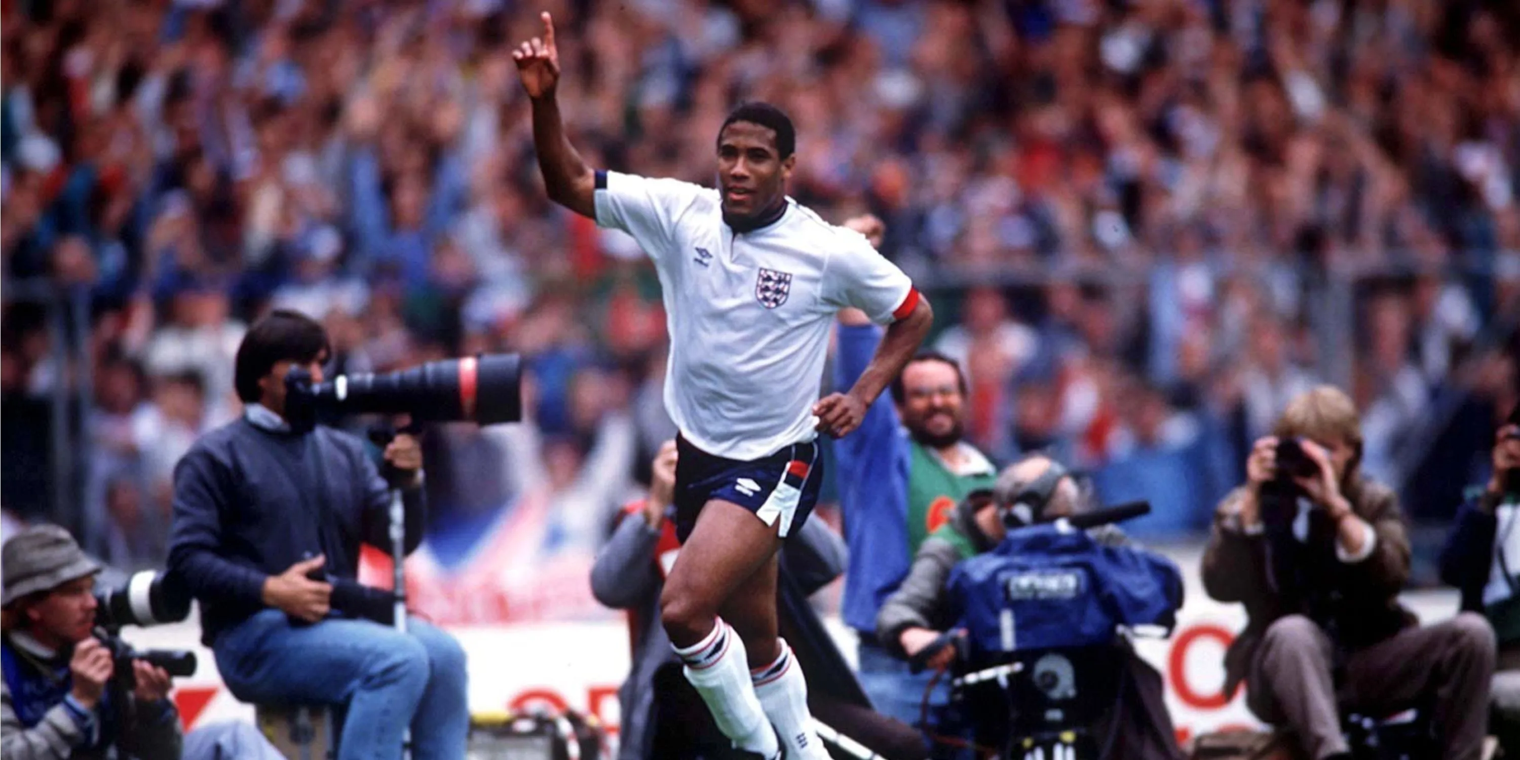 Tiền vệ cánh trái đầy kỹ thuật John Barnes