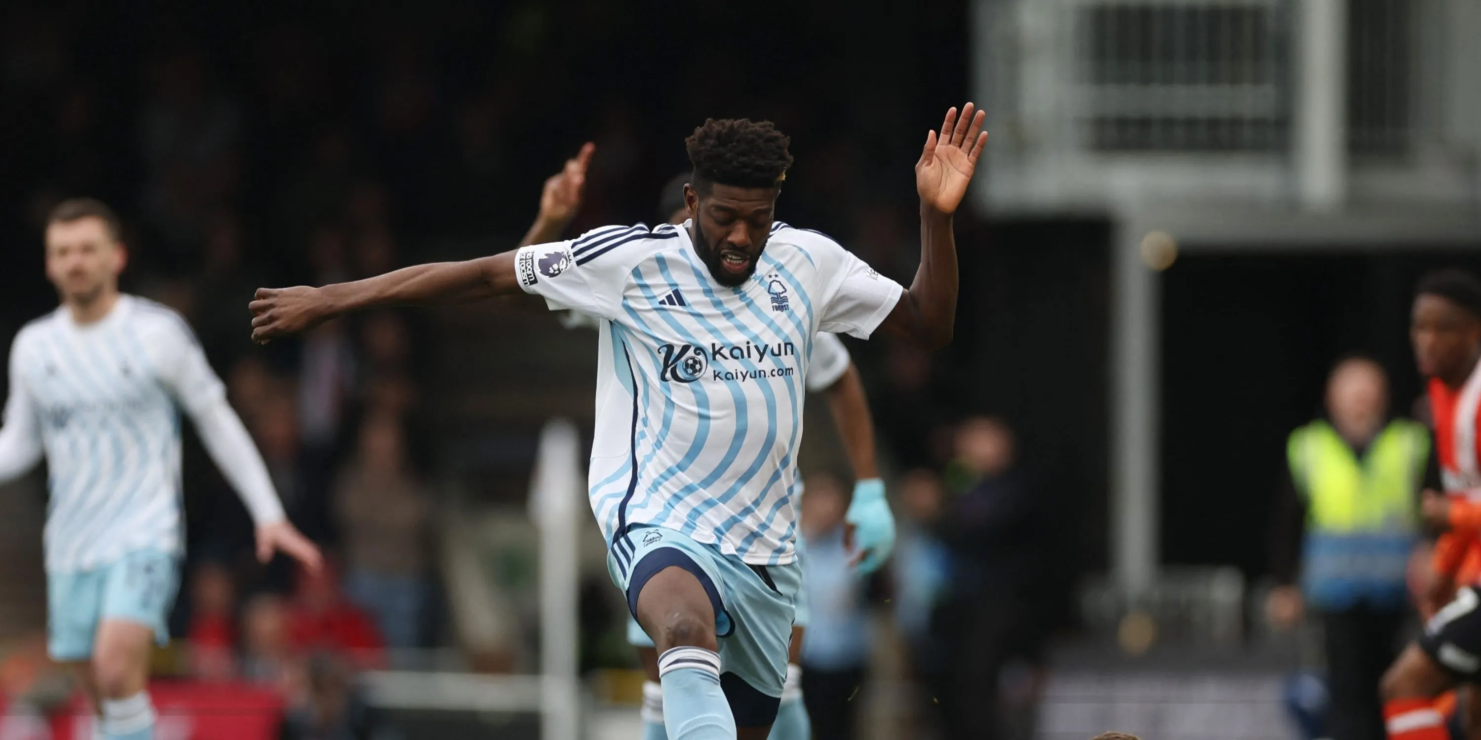 Tiền vệ Ibrahim Sangare của Nottingham Forest trong một pha tranh chấp