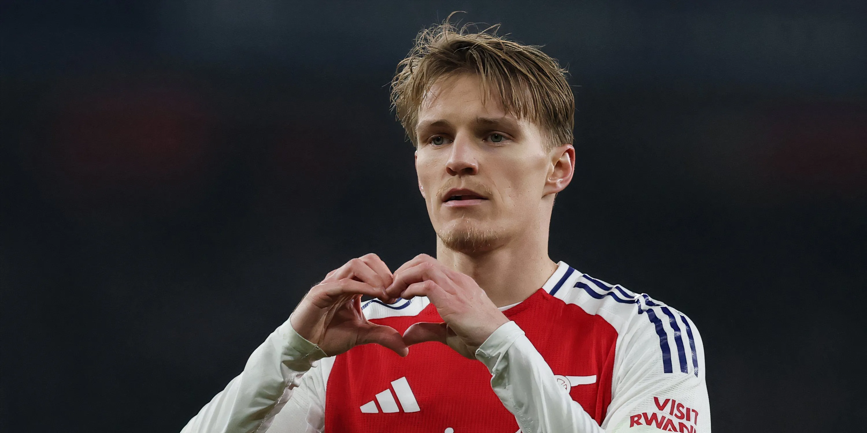 Tiền vệ Martin Odegaard của Arsenal đi bóng trong trận đấu Premier League.