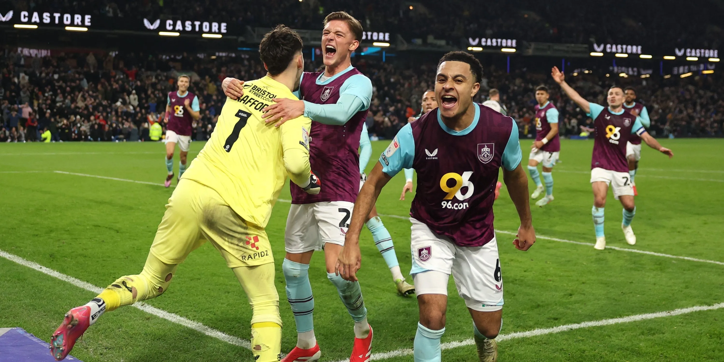 Trung vệ CJ Egan-Riley trong màu áo Burnley.