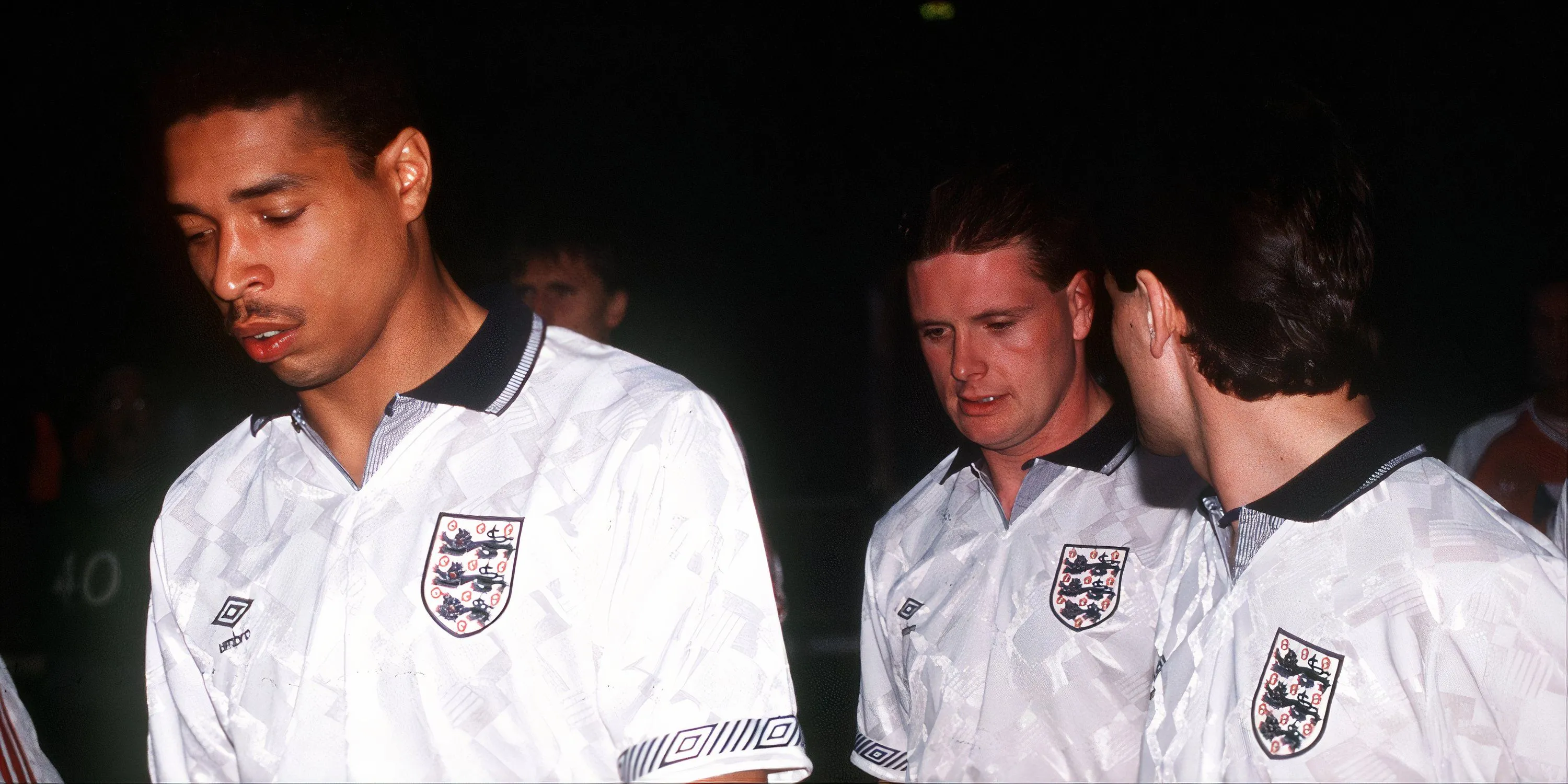 Trung vệ Des Walker cùng tiền vệ Paul Gascoigne trong màu áo đội tuyển Anh