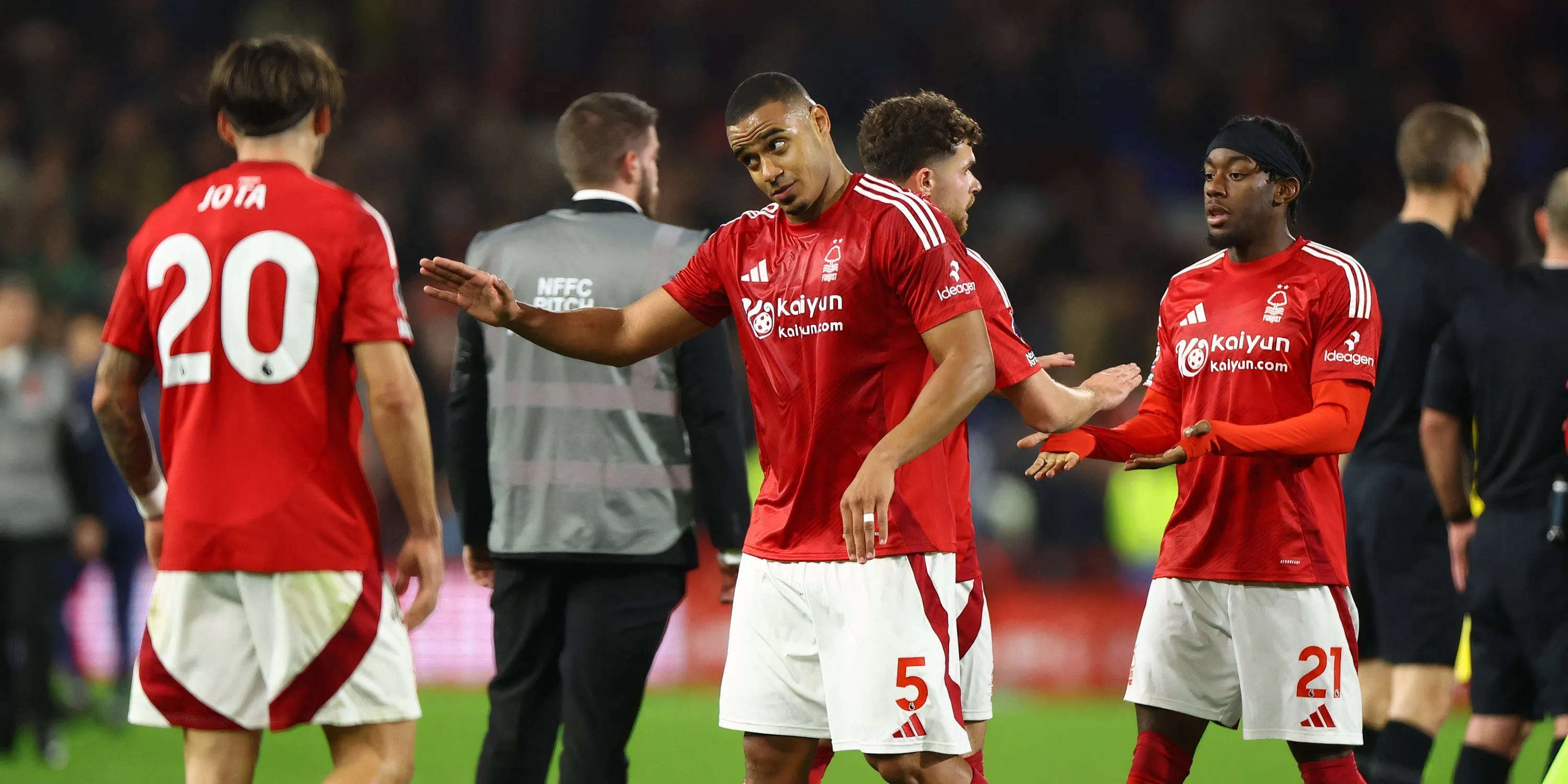 Trung vệ Murillo của Nottingham Forest trong một pha truy cản bóng quyết liệt