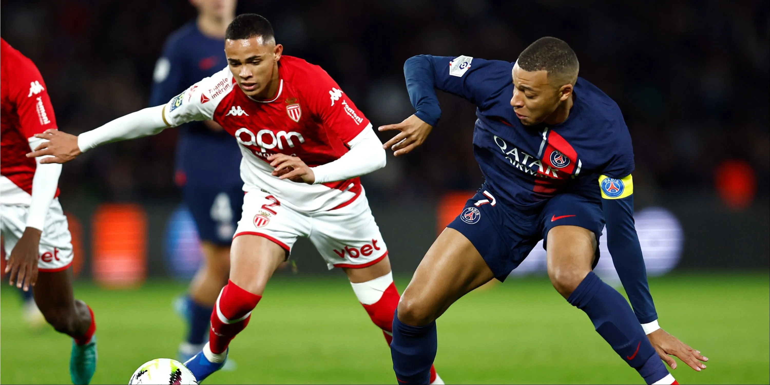 Vanderson (Monaco) trong pha tranh chấp bóng với tiền đạo Kylian Mbappe (PSG).