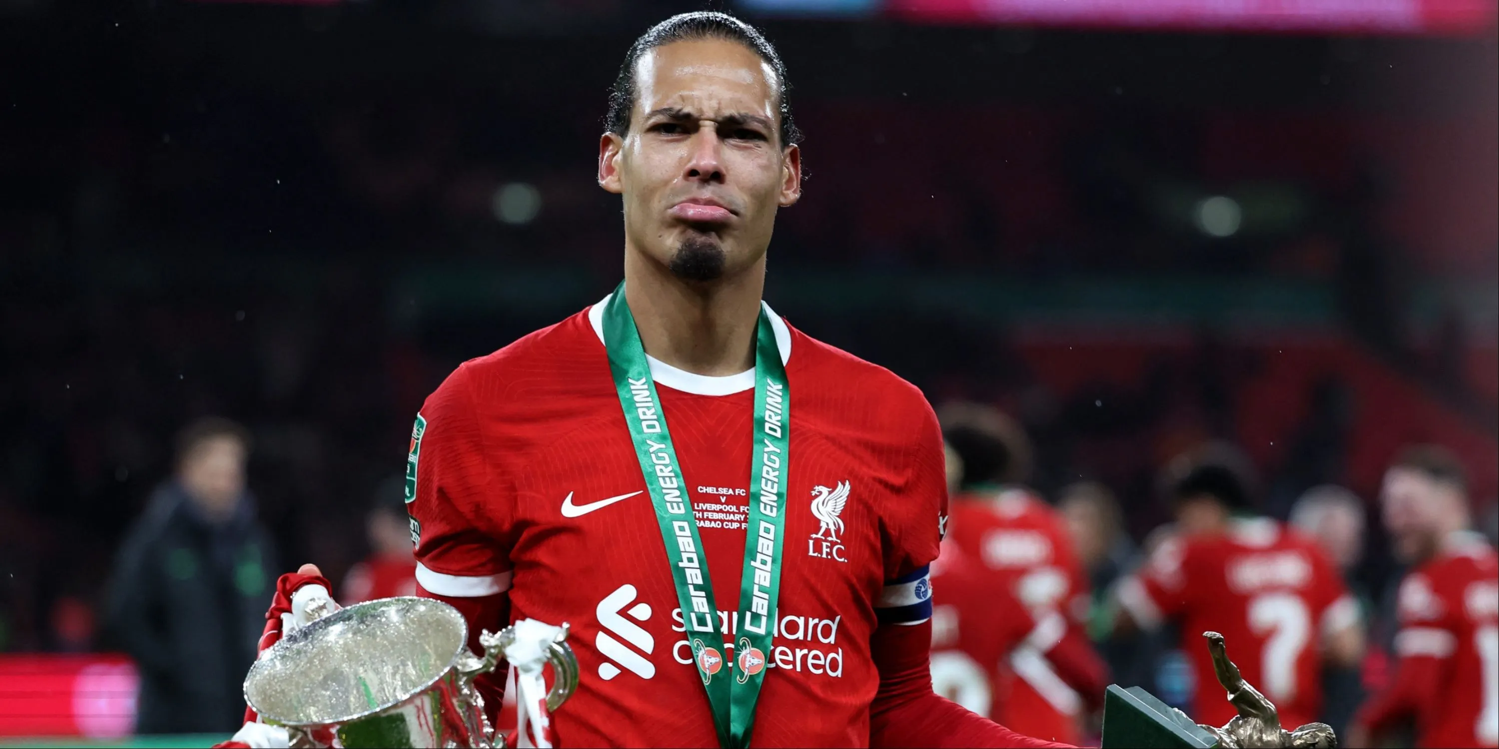 Virgil van Dijk ăn mừng cuồng nhiệt sau khi ghi bàn giúp Liverpool vô địch Carabao Cup