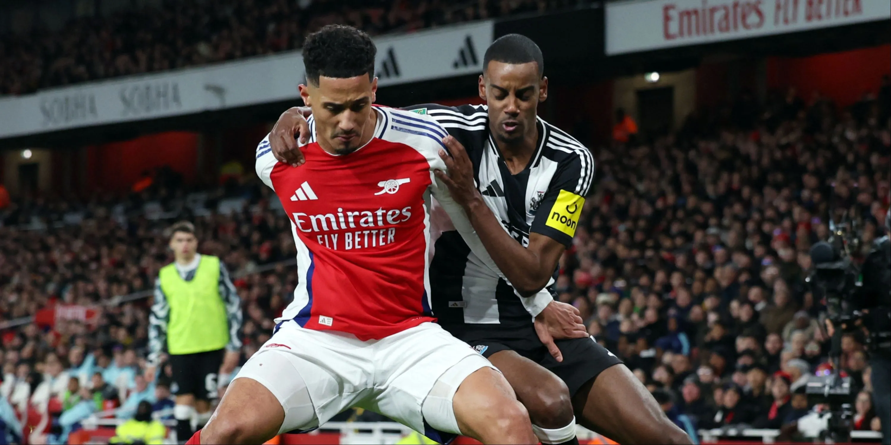 William Saliba truy cản Alexander Isak trong trận Arsenal vs Newcastle