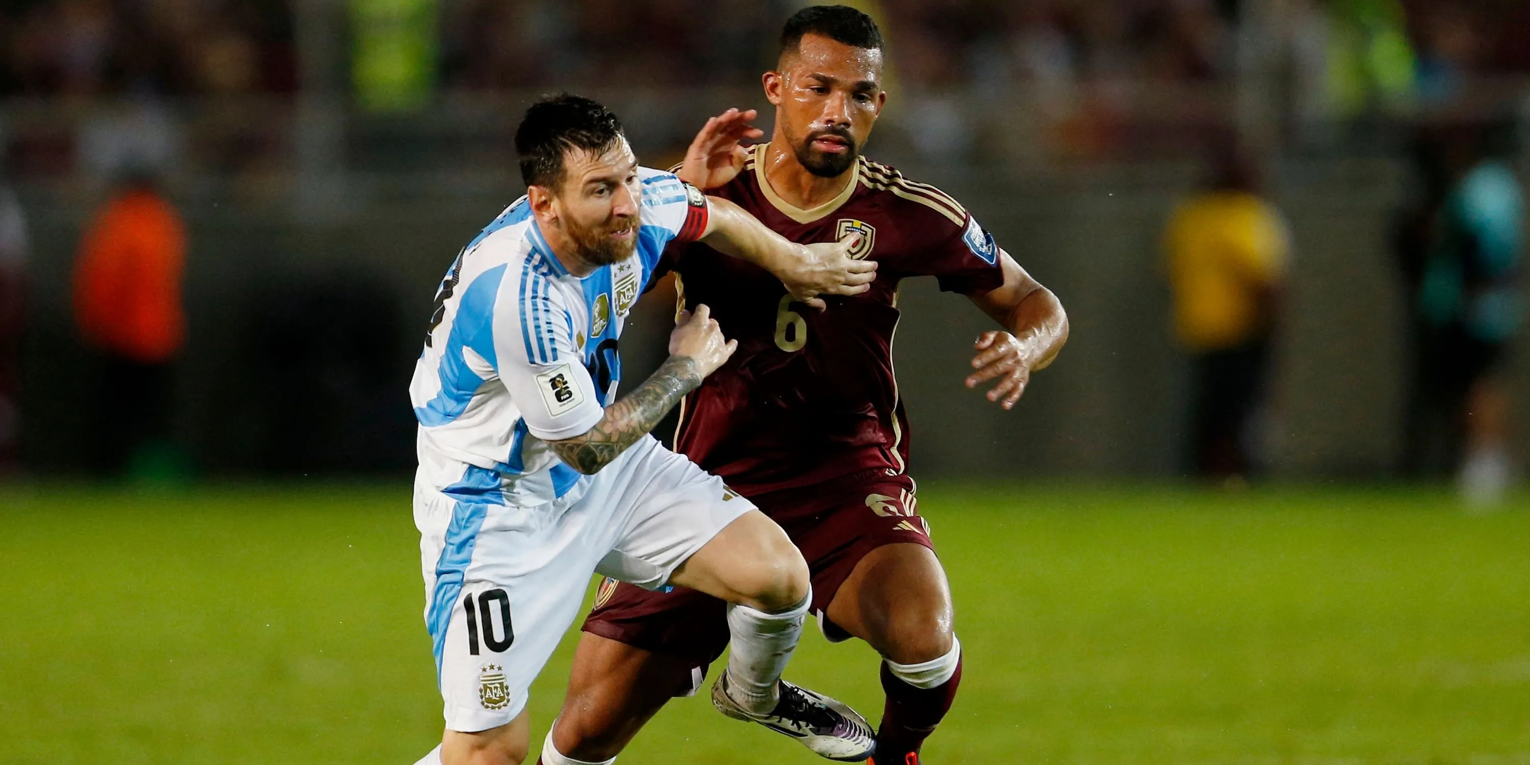 Yangel Herrera (Venezuela) trong pha tranh chấp quyết liệt với Lionel Messi (Argentina) ở một trận đấu quốc tế