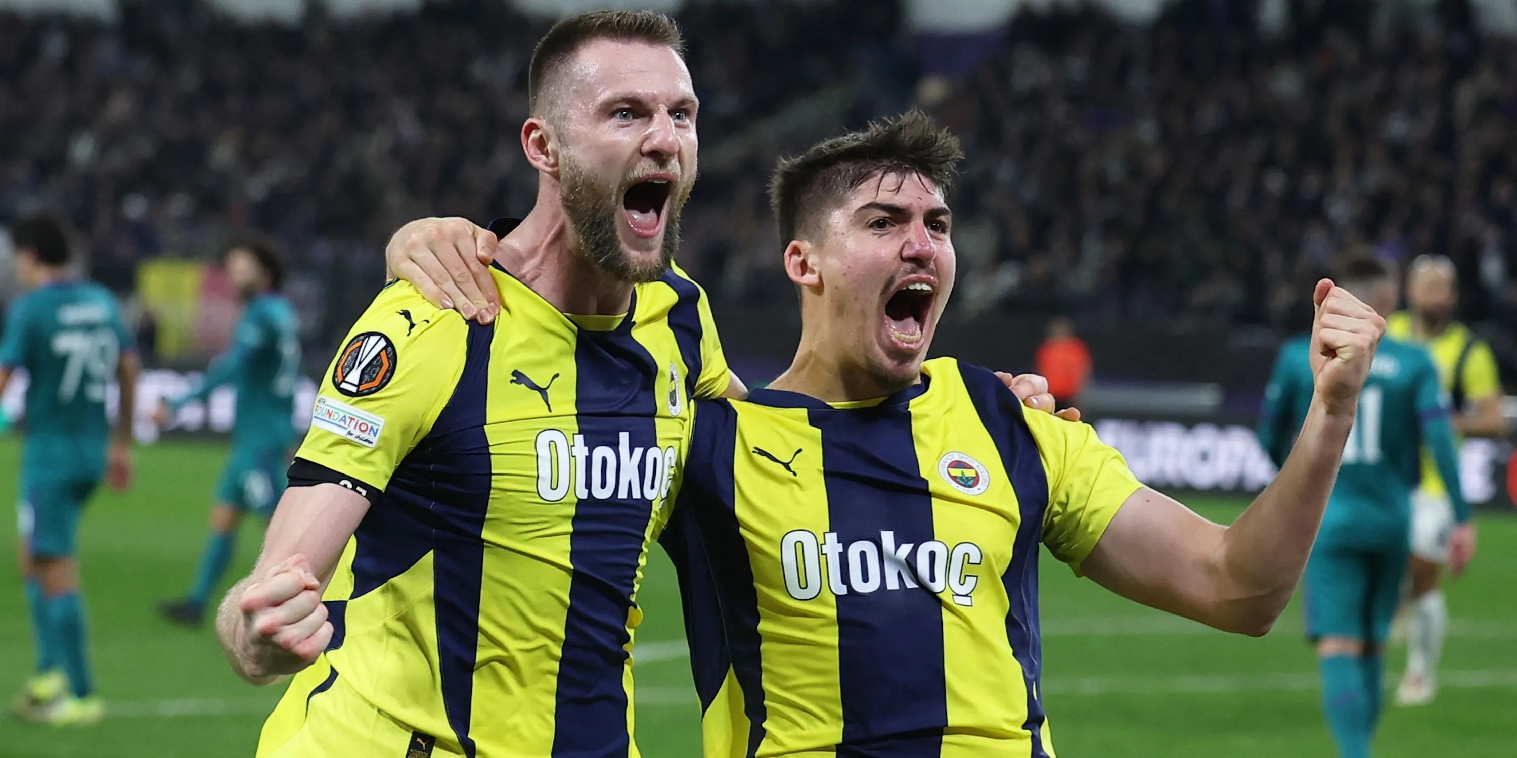 Yusuf Akcicek ăn mừng bàn thắng cùng đồng đội tại Fenerbahce