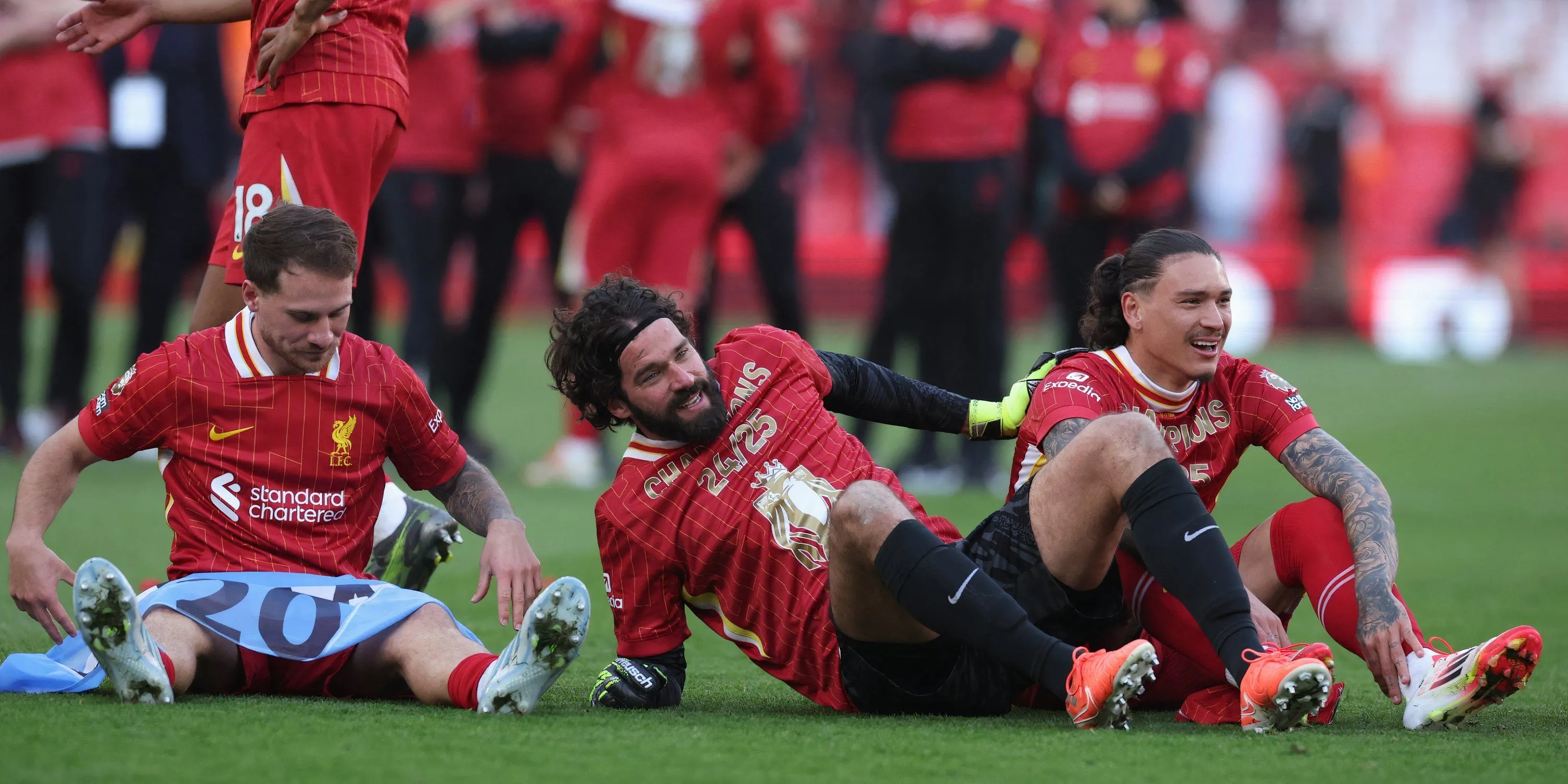 Alexis Mac Allister, Alisson Becker và Darwin Nunez của Liverpool trên sân