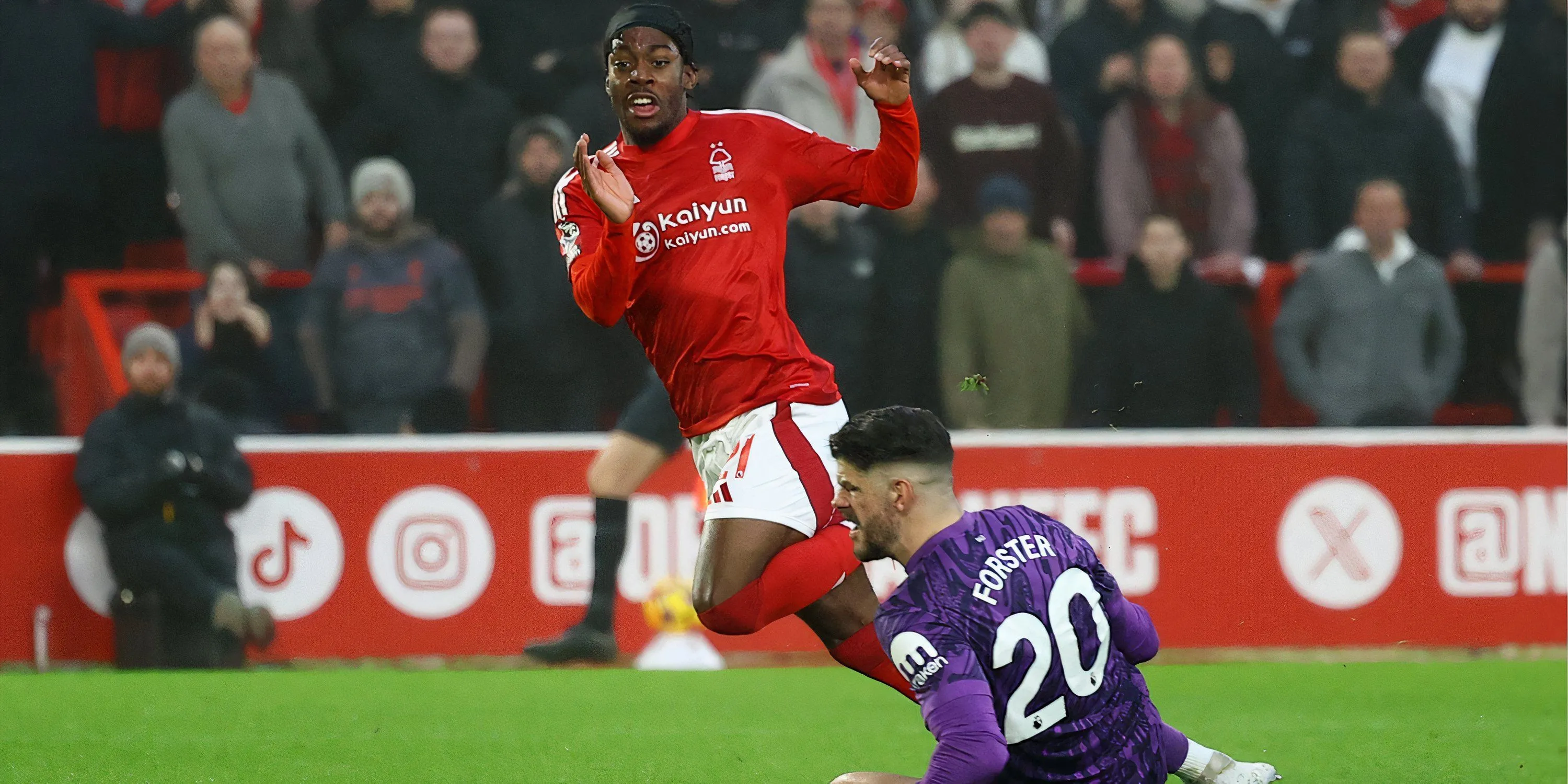 Anthony Elanga của Nottingham Forest ăn mừng bàn thắng vào lưới Spurs