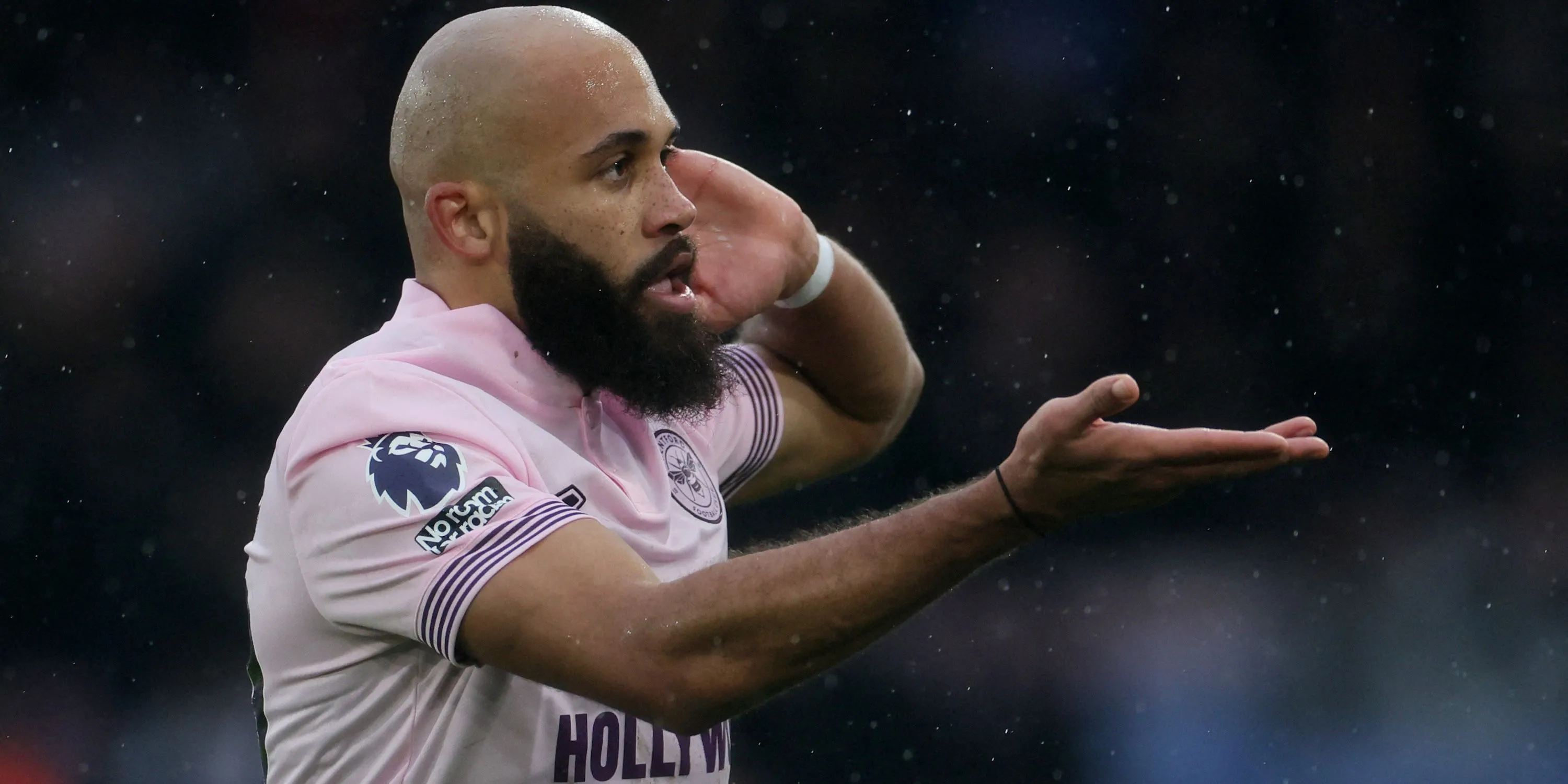Bryan Mbeumo ăn mừng bàn thắng cho Brentford