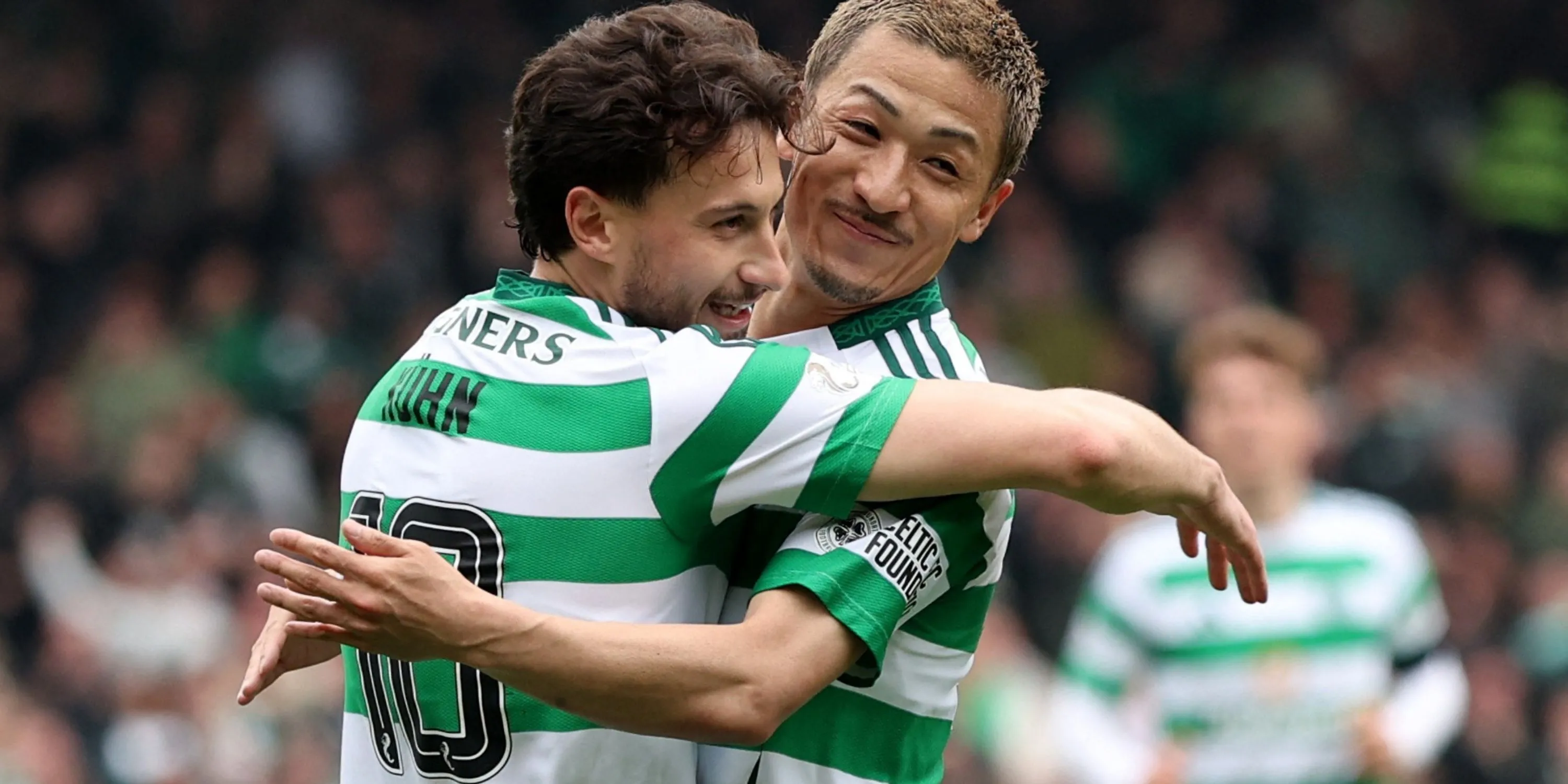 Daizen Maeda trong màu áo Celtic ăn mừng bàn thắng