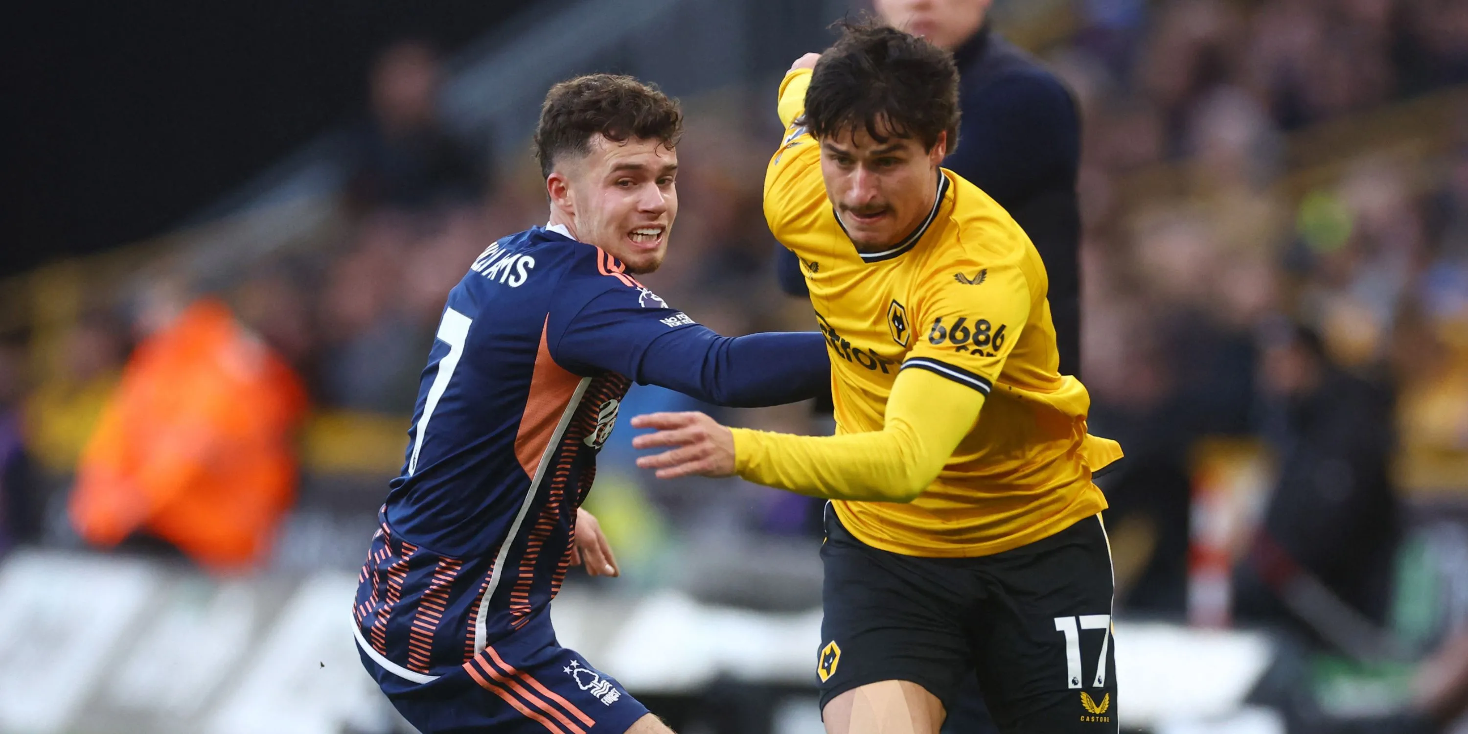 Hậu vệ Hugo Bueno thi đấu cho Wolves tại Premier League