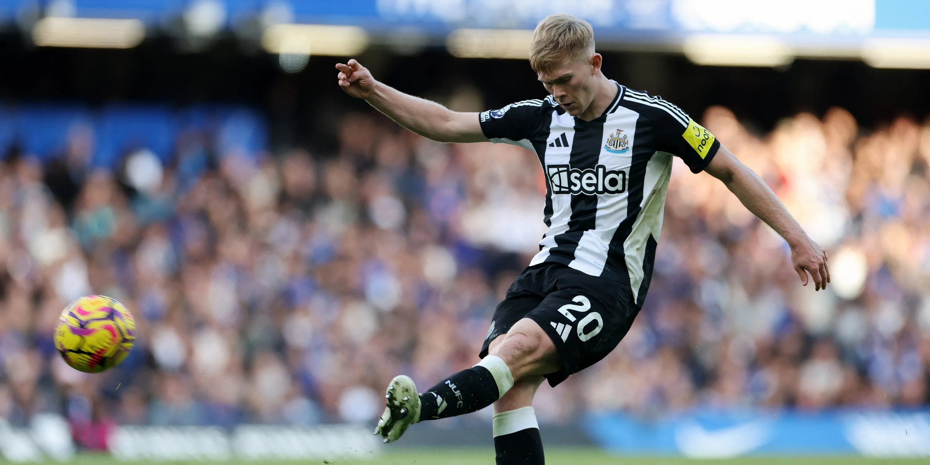 Hậu vệ Lewis Hall của Newcastle trên sân cỏ