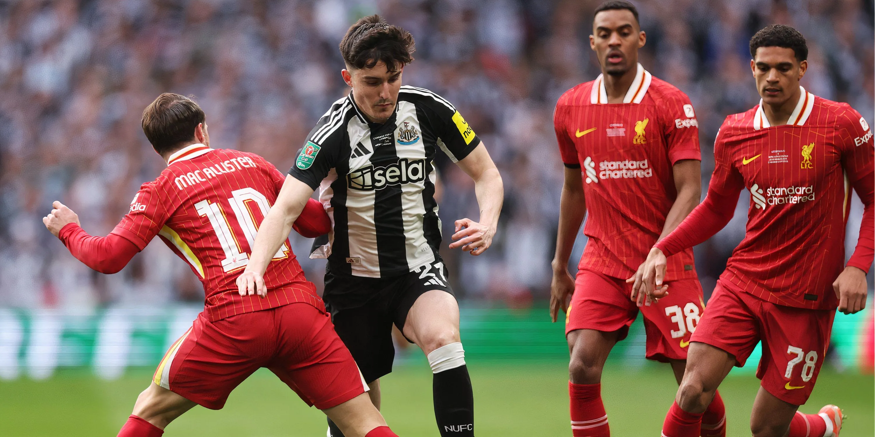 Hậu vệ Tino Livramento của Newcastle United tranh chấp bóng