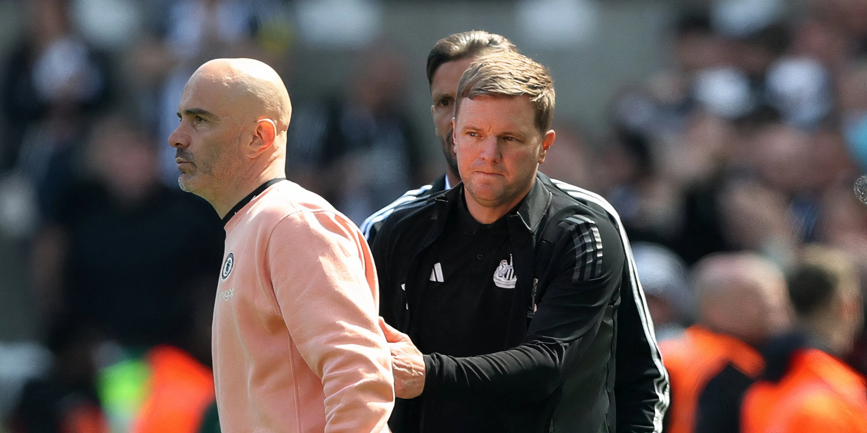 Huấn luyện viên Eddie Howe của Newcastle trao đổi cùng Enzo Maresca