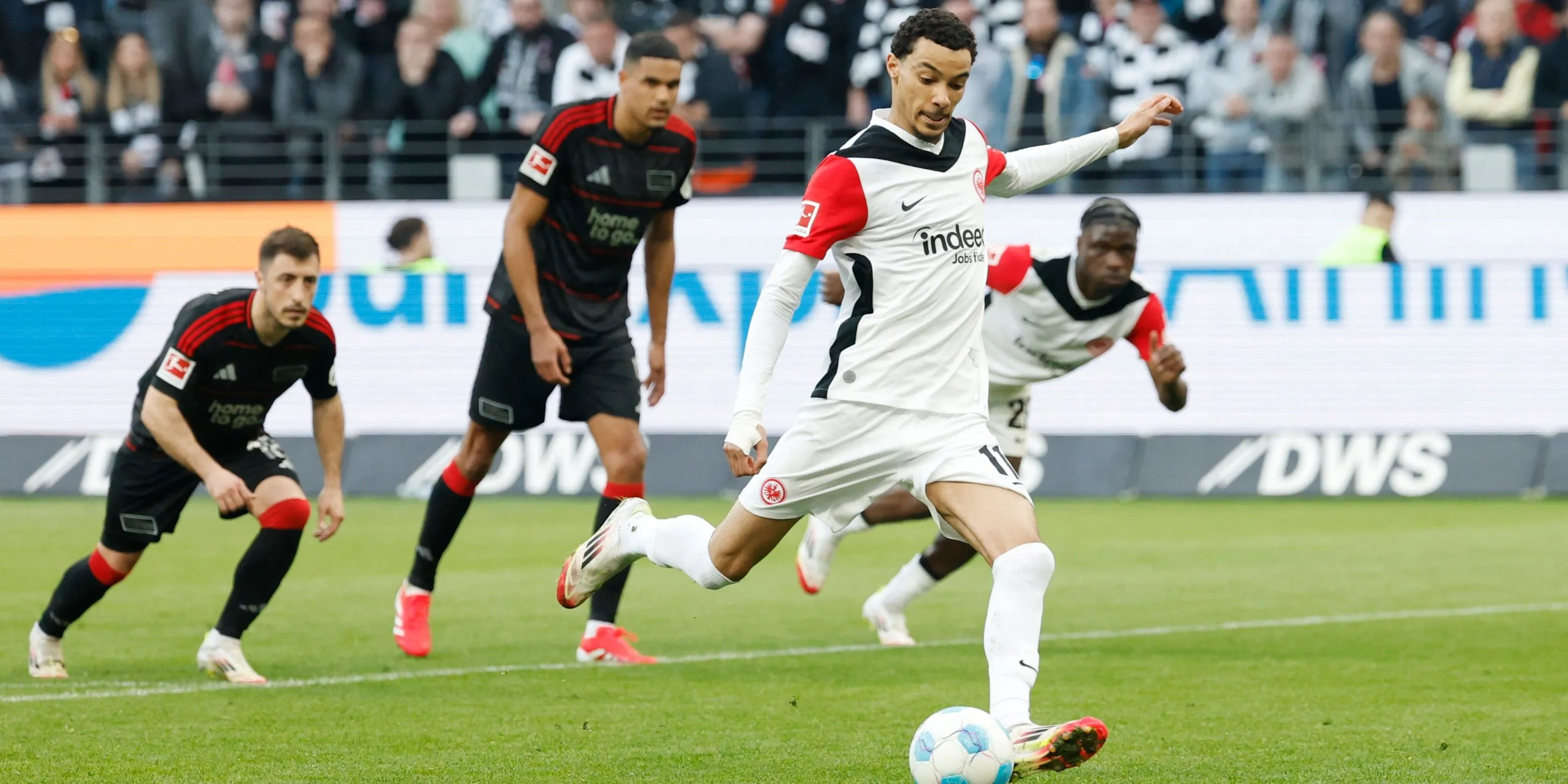 Hugo Ekitiké, tiền đạo mục tiêu của Chelsea, trong một pha bóng cho Frankfurt