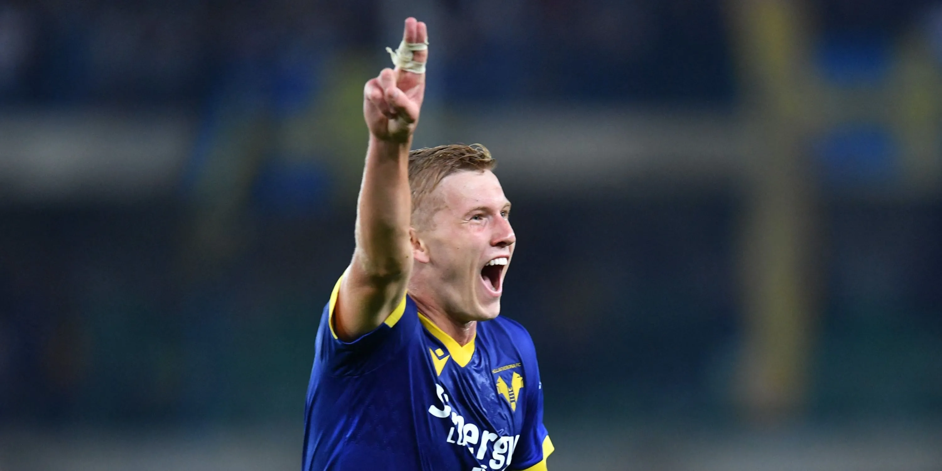 Josh Doig thi đấu cho Hellas Verona tại Serie A