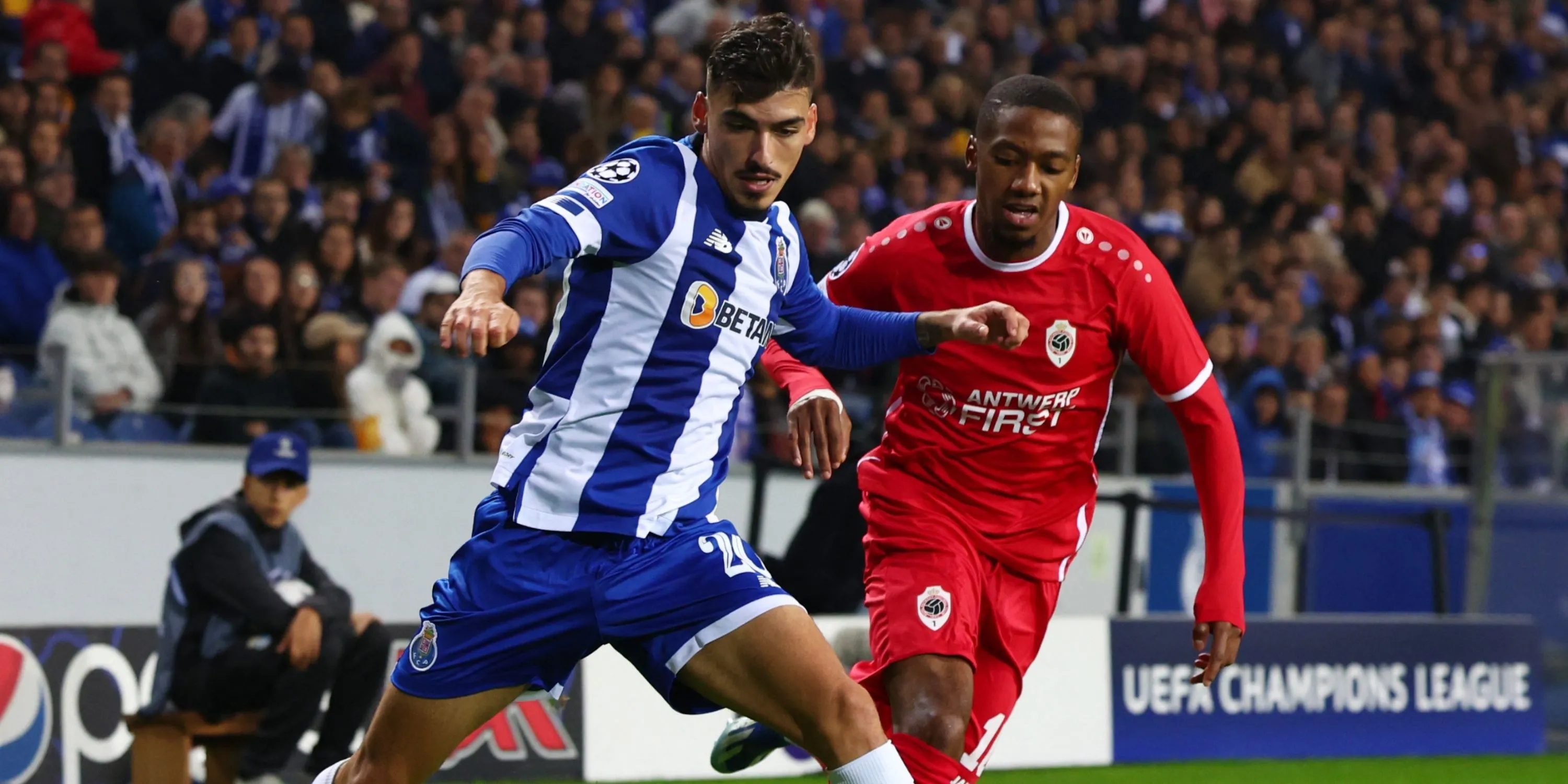 Michel-Ange Balikwisha thi đấu cho Royal Antwerp tại Champions League