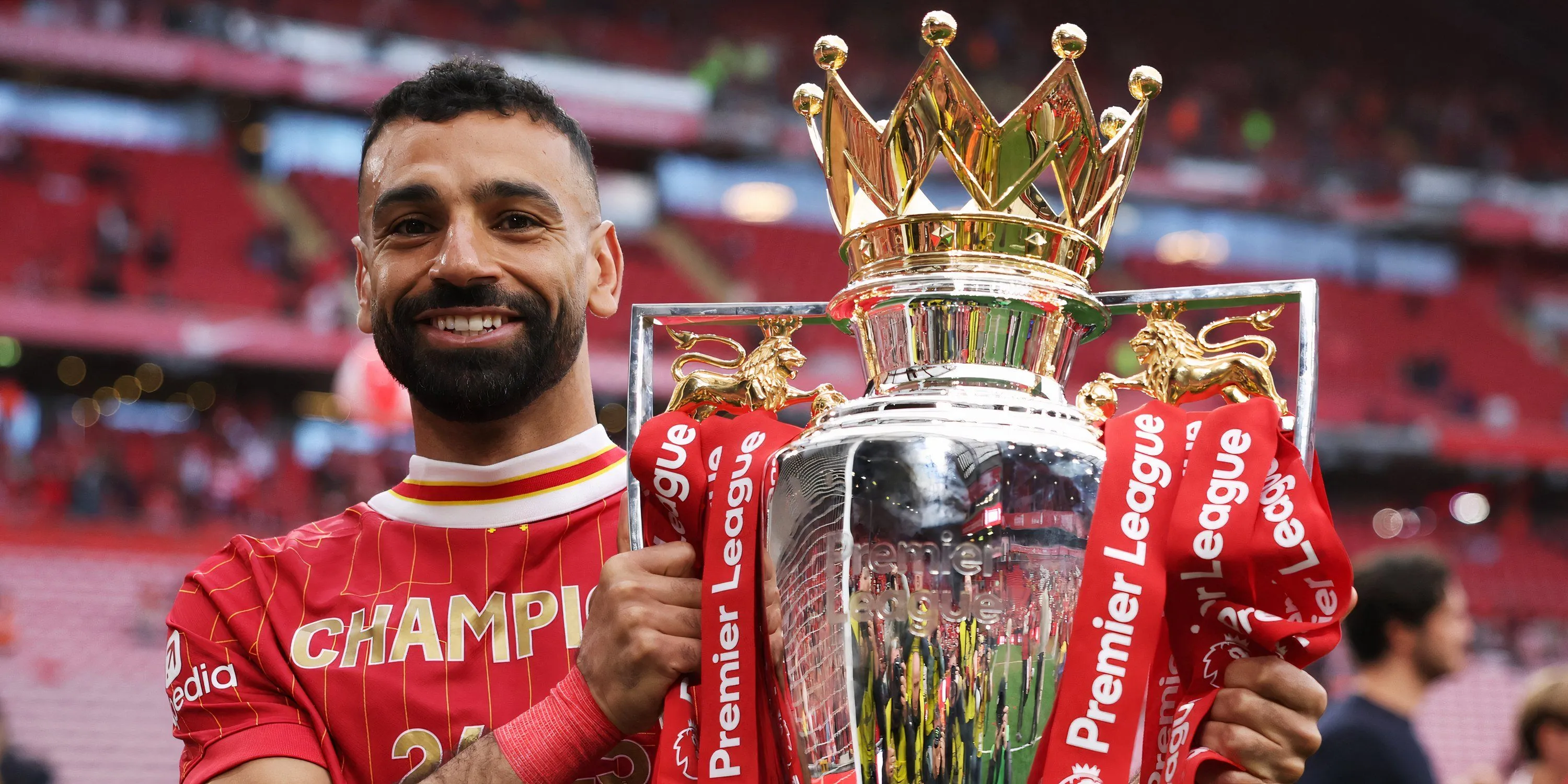 Mohamed Salah bên cạnh cúp vô địch Premier League của Liverpool
