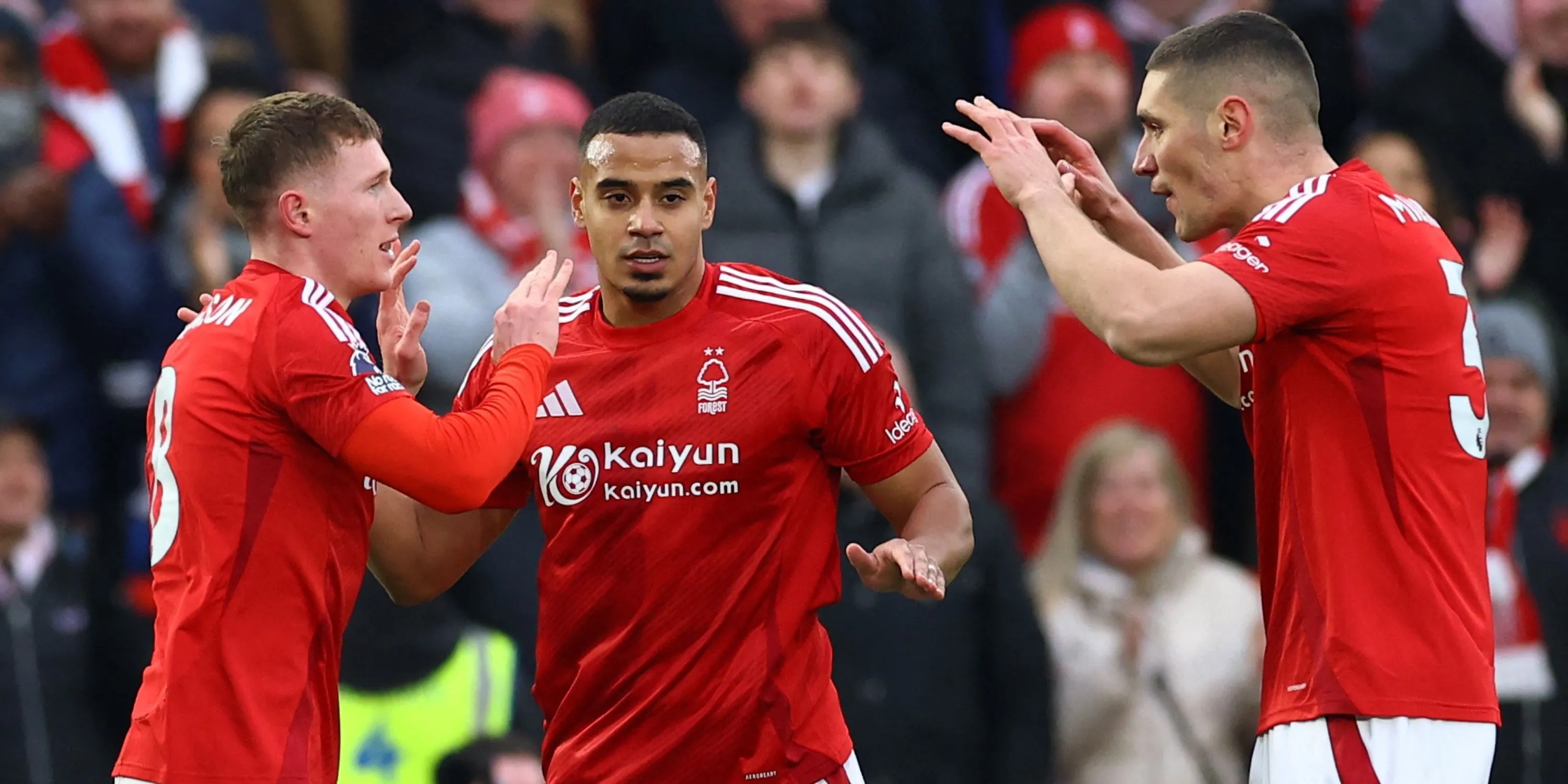 Murillo cùng đồng đội Nottingham Forest ăn mừng bàn thắng