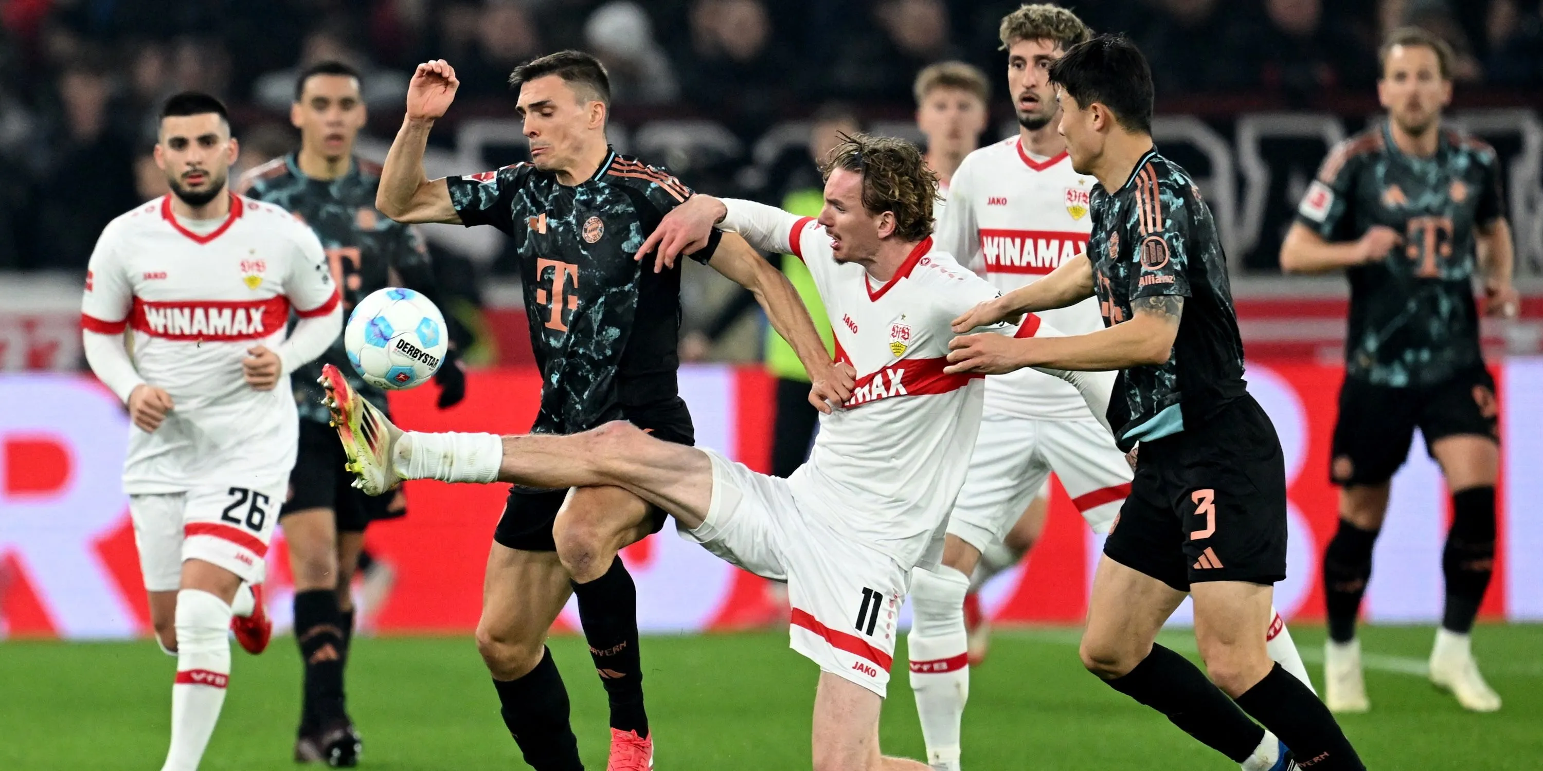 Nick Woltemade của Stuttgart tranh bóng với Joao Palhinha và Kim Min Jae của Bayern Munich