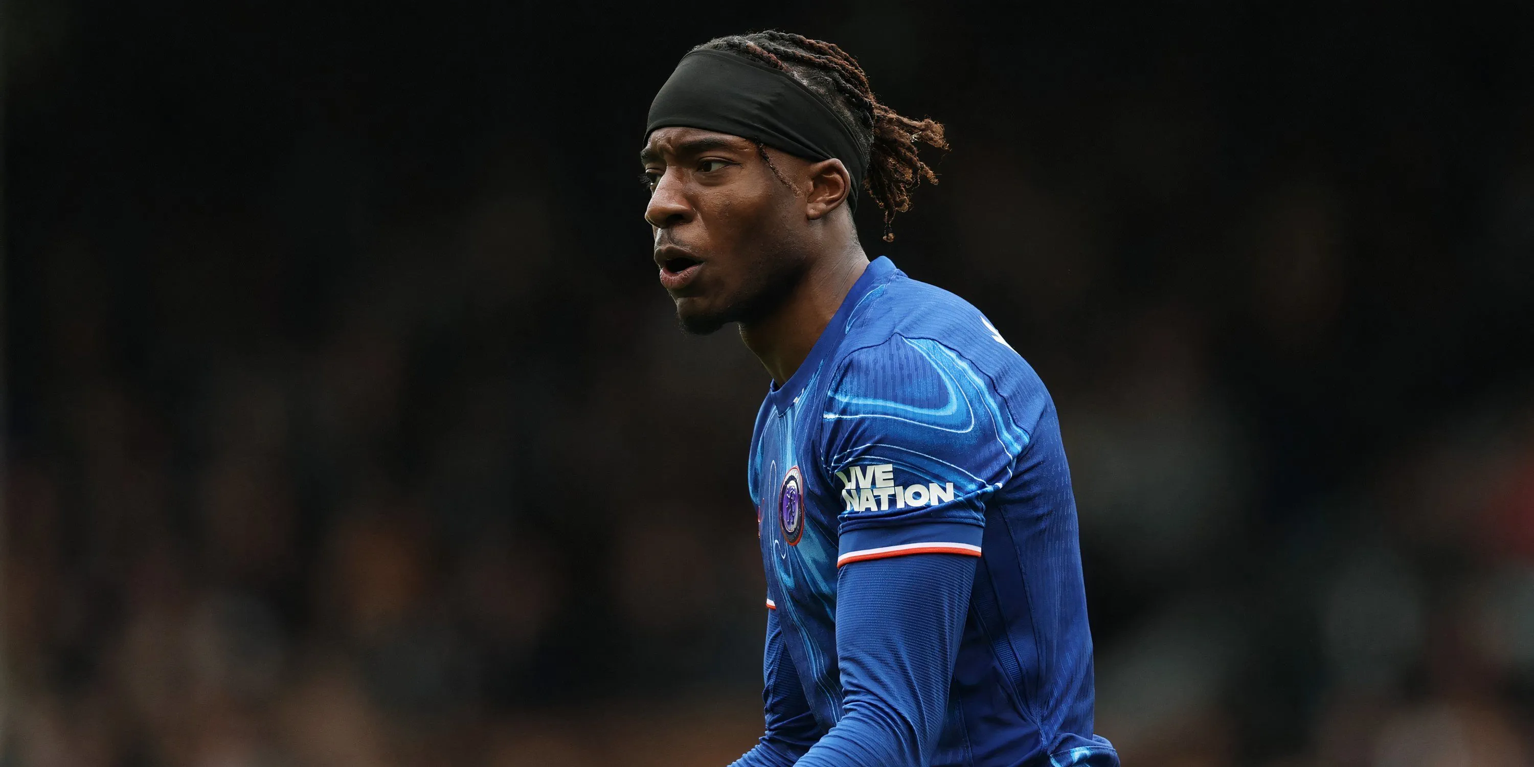 Noni Madueke trong màu áo Chelsea tranh chấp bóng tại Premier League