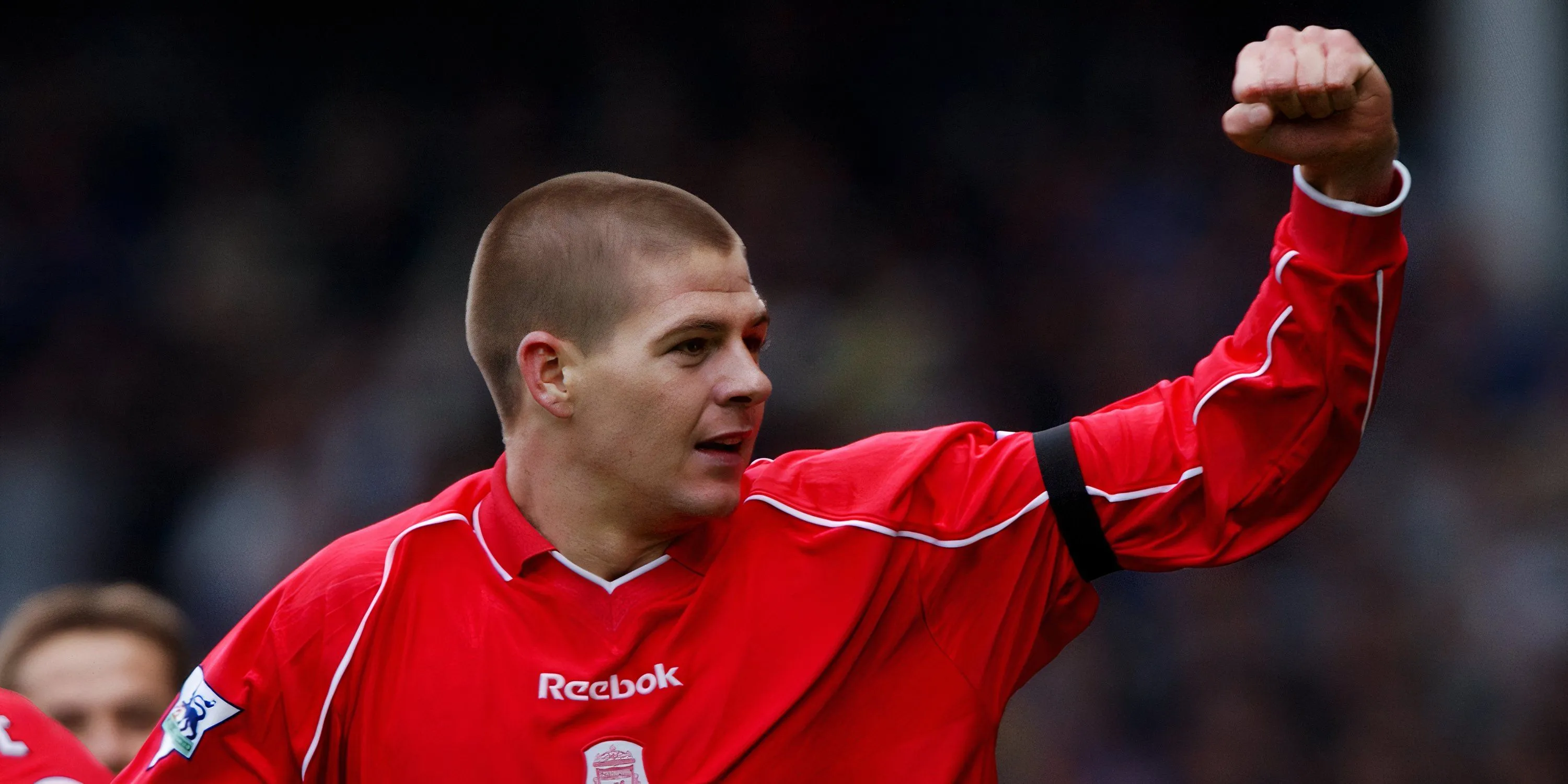 Steven Gerrard trong màu áo Liverpool thi đấu trận derby Merseyside