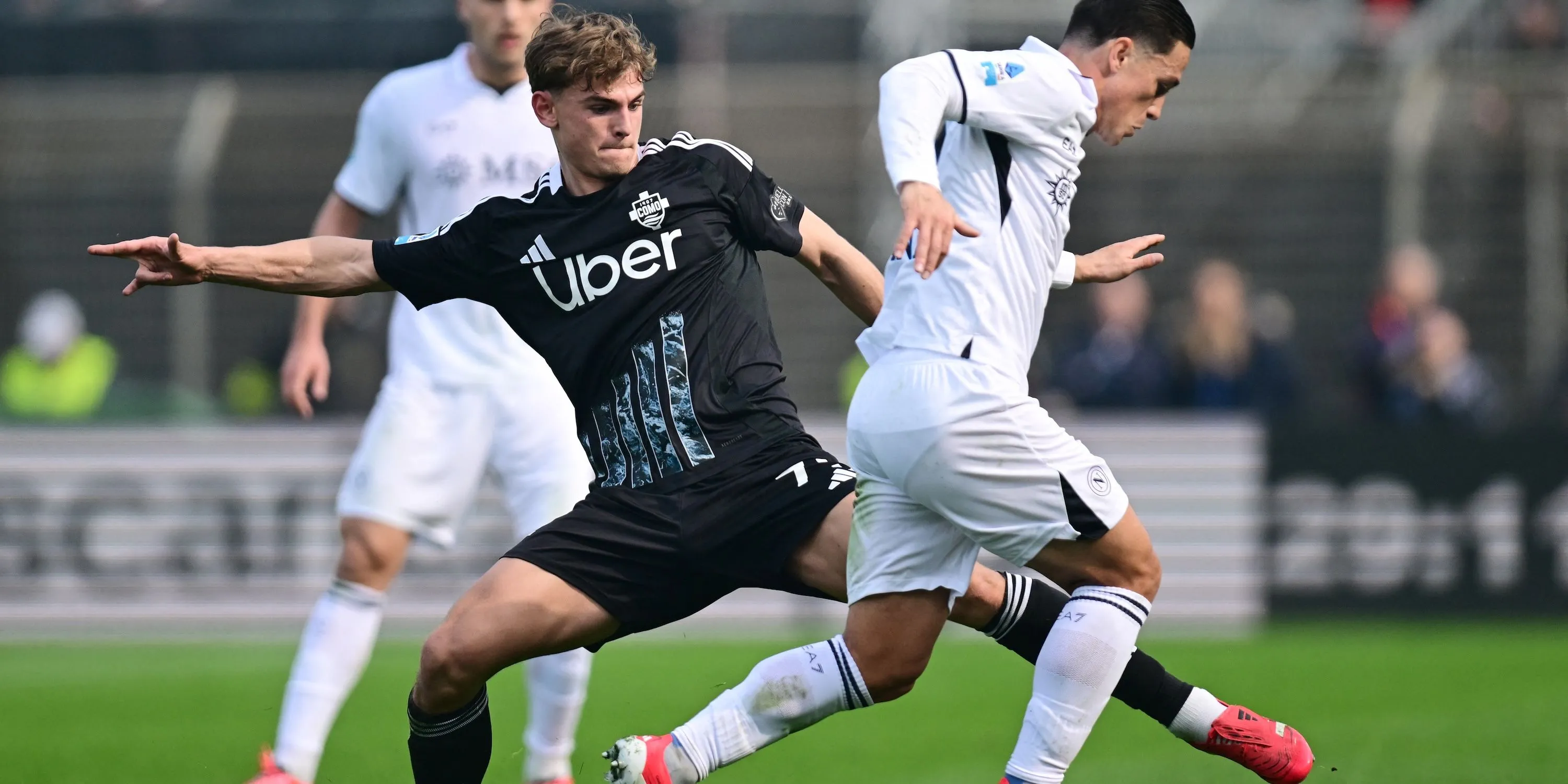 Tiền vệ Nico Paz (áo xanh) của Como tranh bóng với Giacomo Raspadori của Napoli tại Serie A.