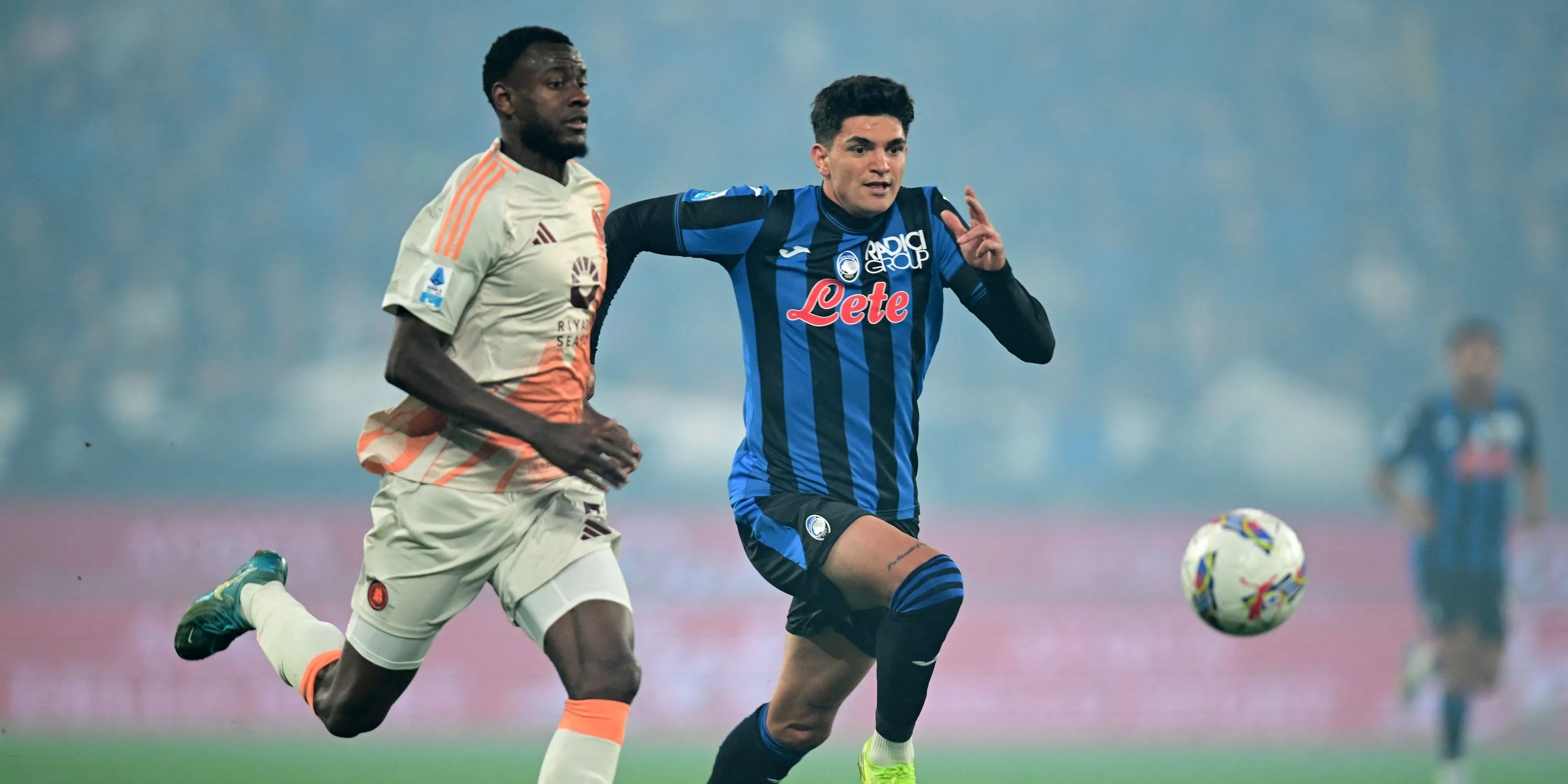 Trung vệ Evan Ndicka của AS Roma trong trận đấu, cầu thủ đang được Man Utd quan tâm