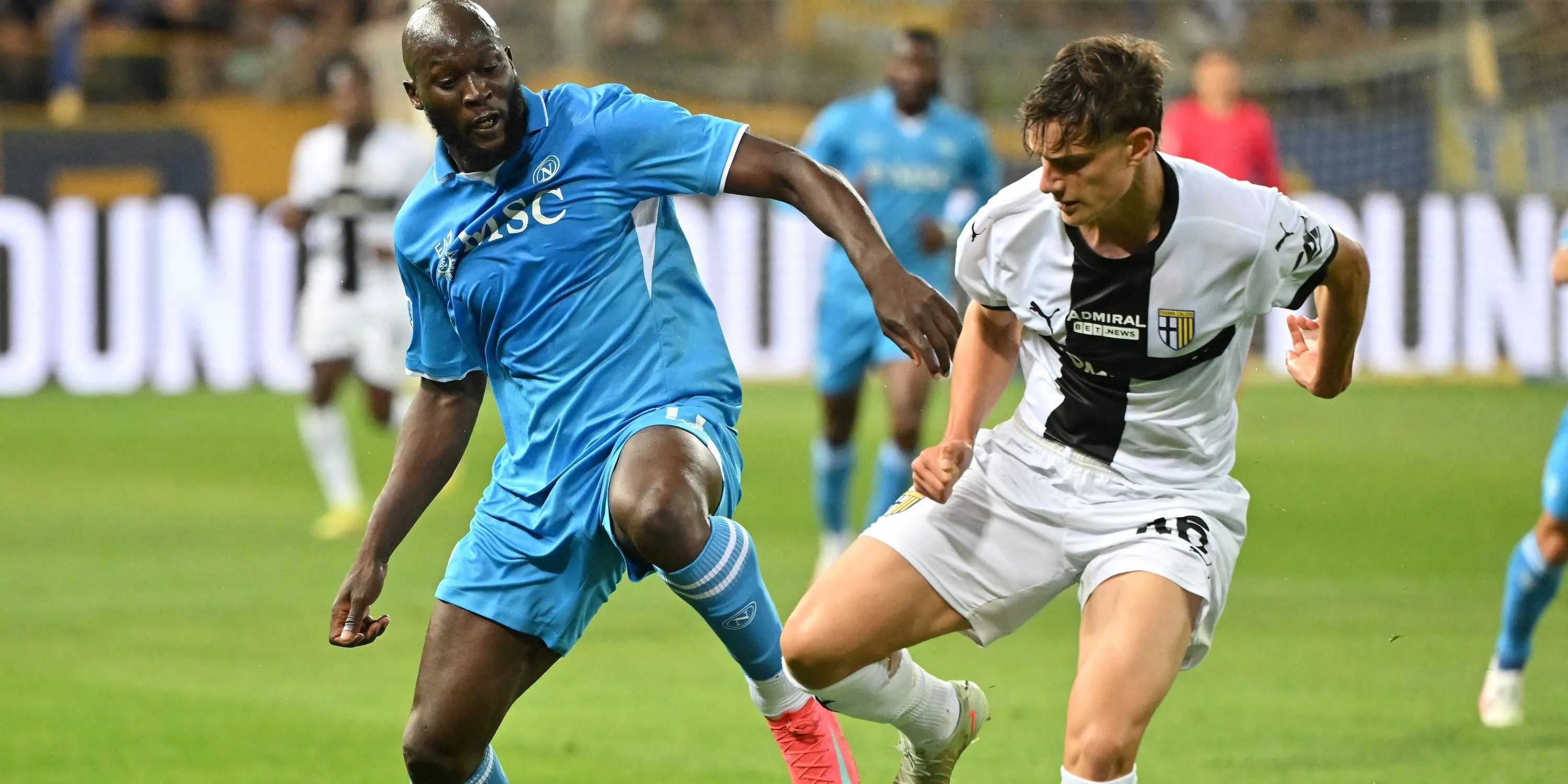 Trung vệ Giovanni Leoni (Parma) tranh bóng với tiền đạo Romelu Lukaku (Napoli) trong trận đấu tại Serie A.