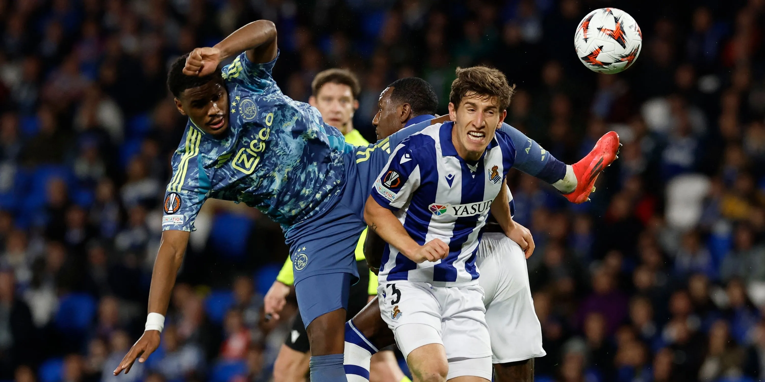 Trung vệ Jorrel Hato của Ajax Amsterdam trong một pha tranh bóng