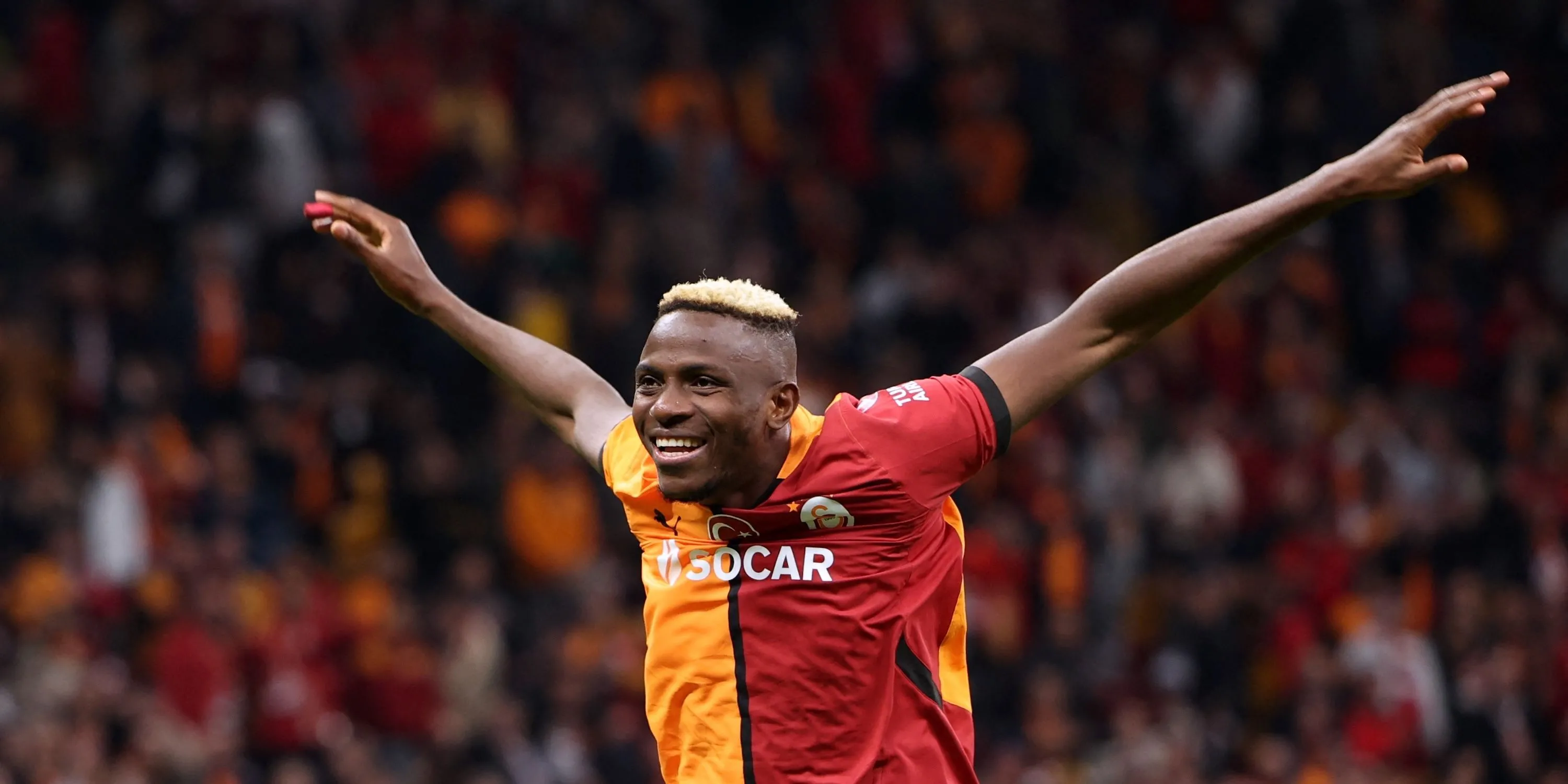 Victor Osimhen ăn mừng sau trận đấu cùng đồng đội tại Galatasaray
