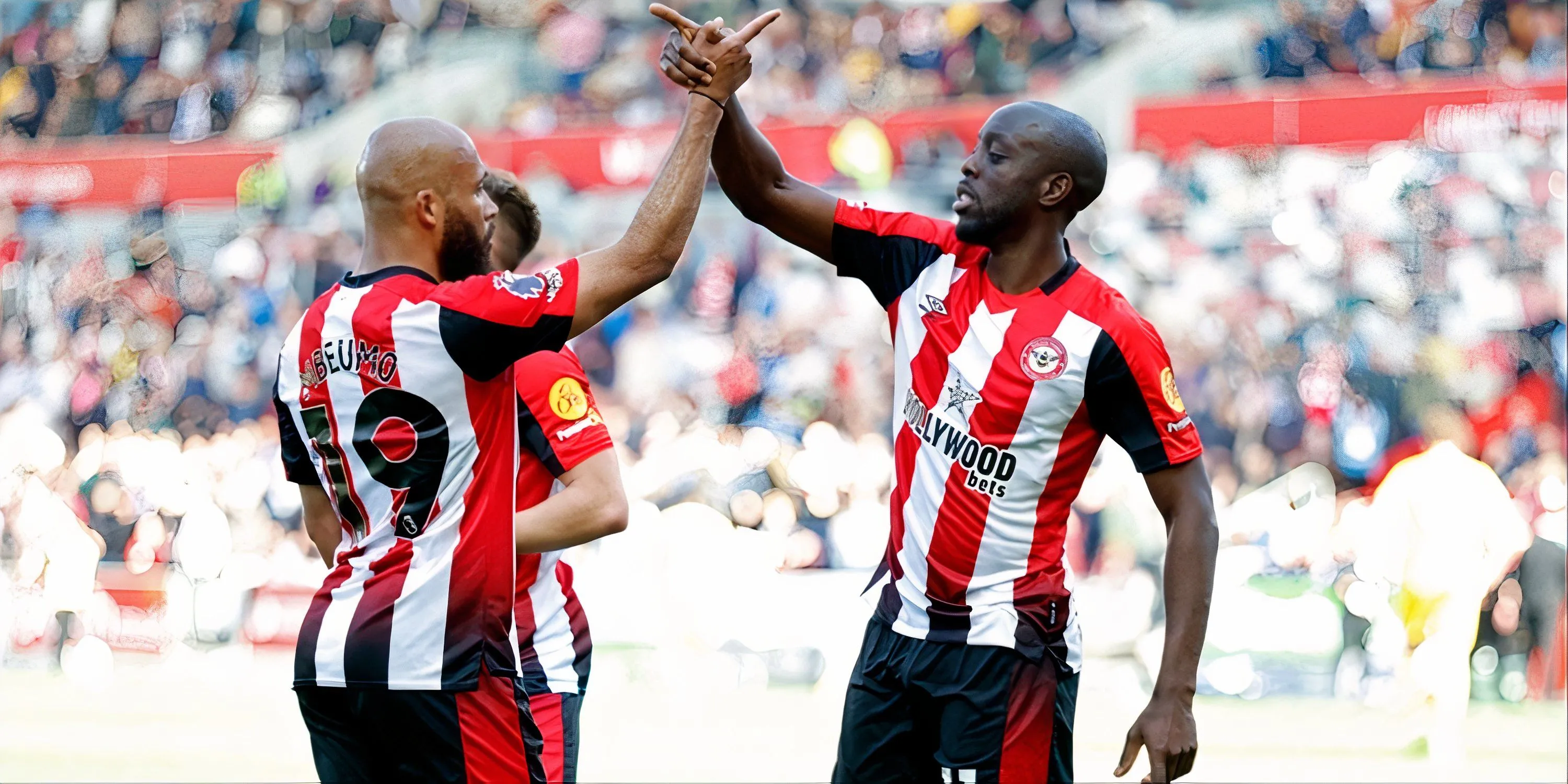 Yoane Wissa và Bryan Mbeumo của Brentford trên sân