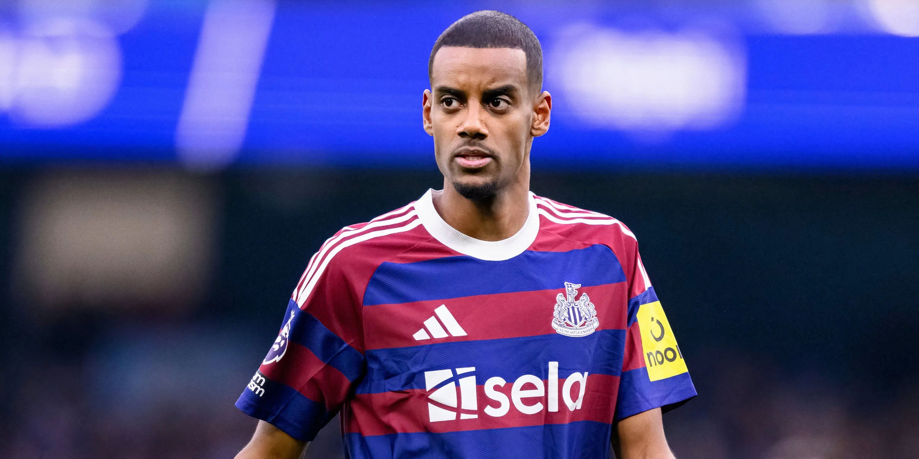 Alexander Isak thi đấu trong màu áo Newcastle United giữa những đồn đoán về tương lai