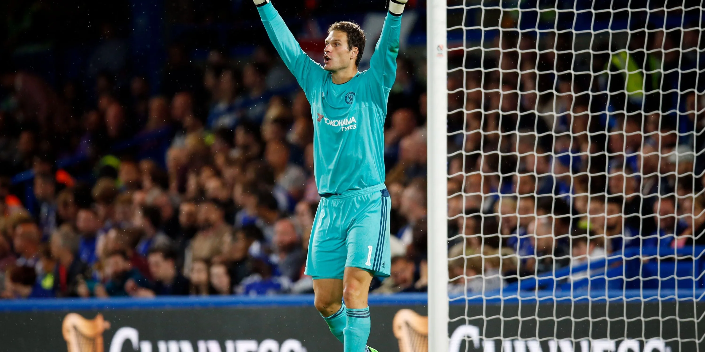 Asmir Begovic ăn mừng trong màu áo Chelsea, một trong những thủ môn cao nhất Premier League