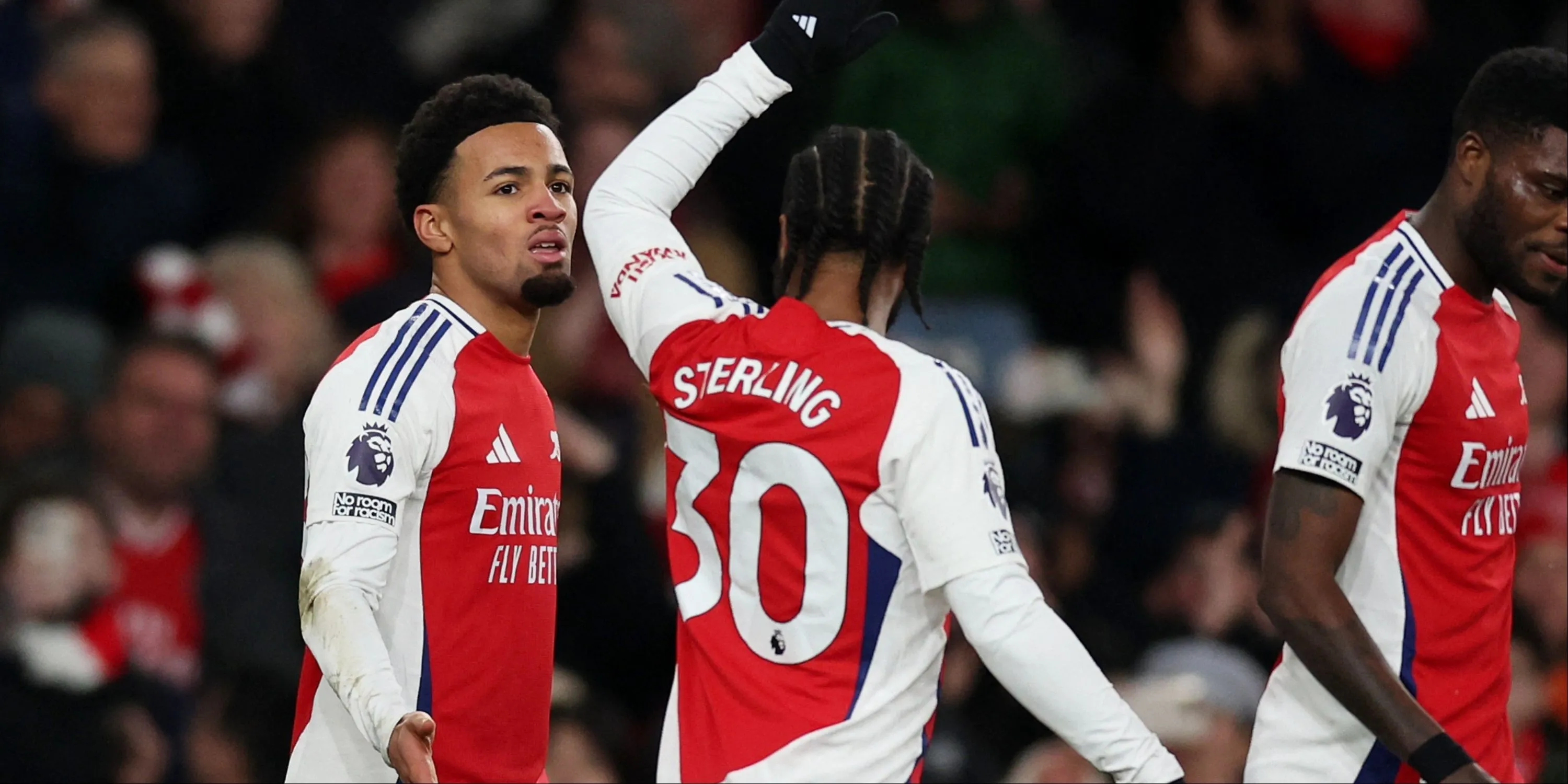 Cầu thủ trẻ Ethan Nwaneri của Arsenal trong một pha tranh bóng.