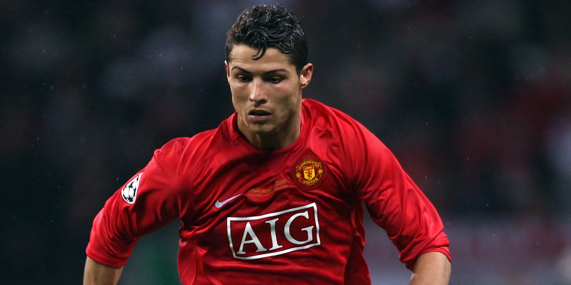 Cristiano Ronaldo trong màu áo Manchester United, nơi anh trở thành siêu sao toàn cầu.