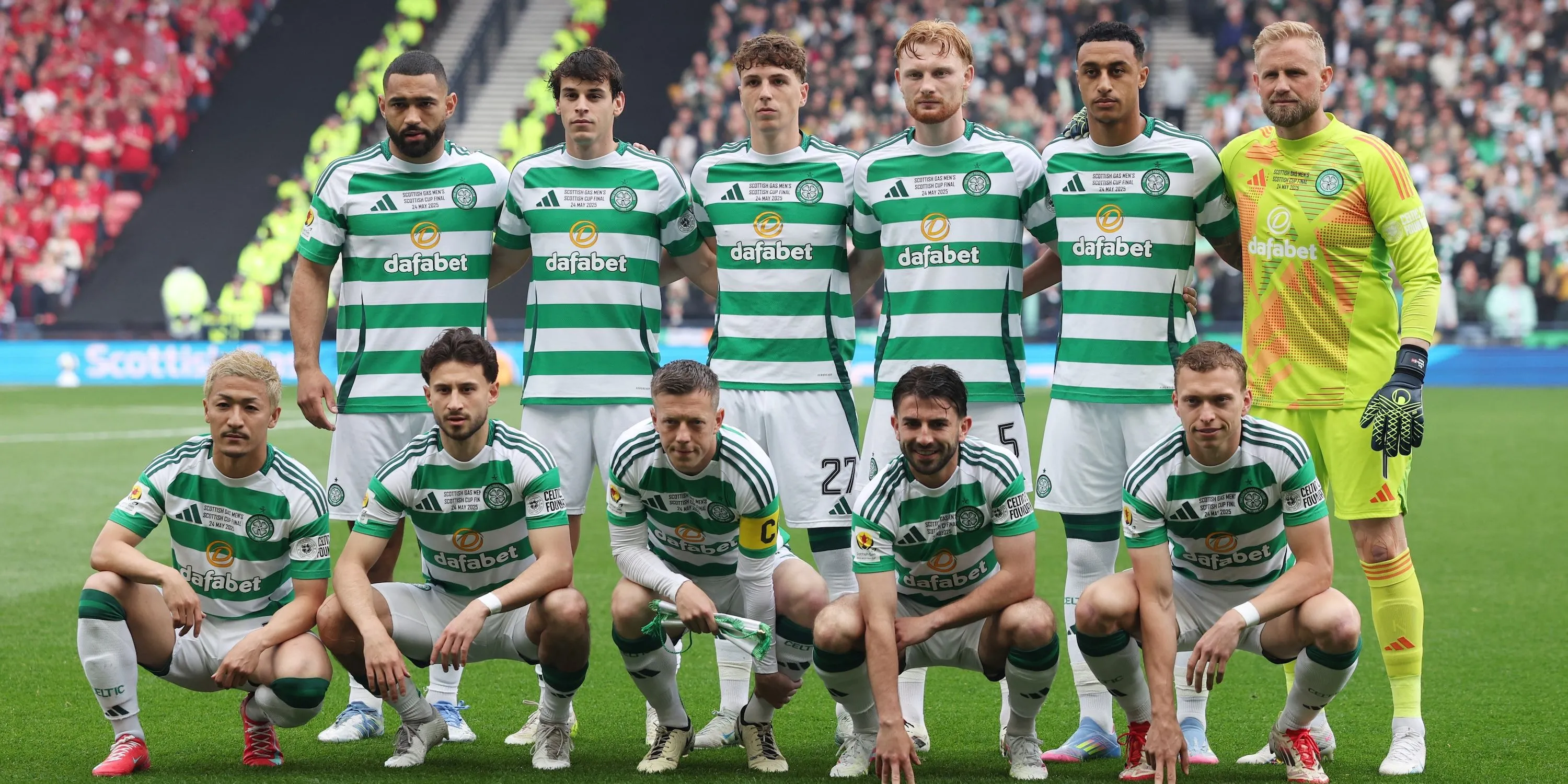 Đội hình Celtic chụp ảnh trước trận đấu, thể hiện sự đoàn kết tập thể
