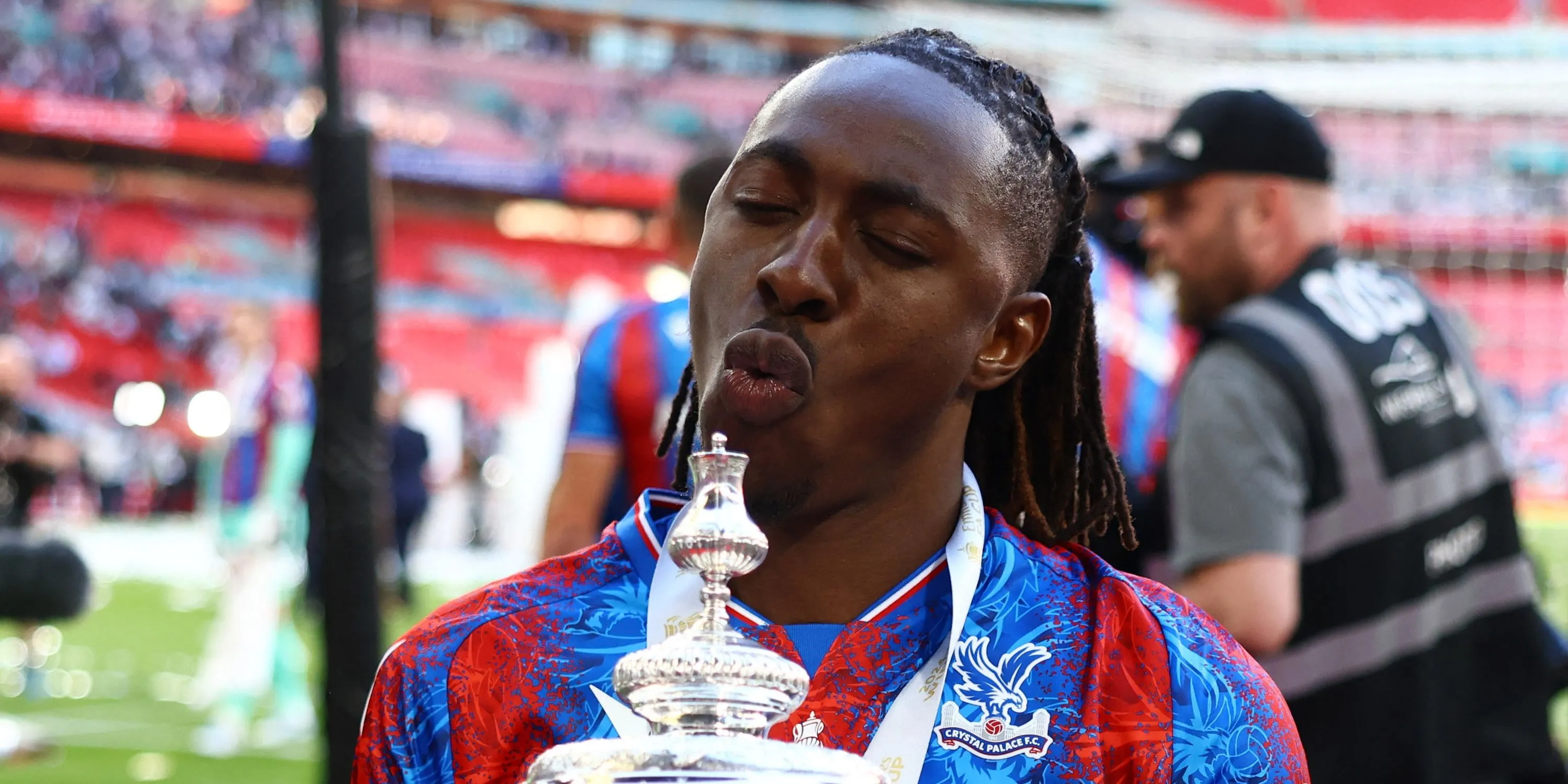 Eberechi Eze ăn mừng chức vô địch FA Cup cùng Crystal Palace.