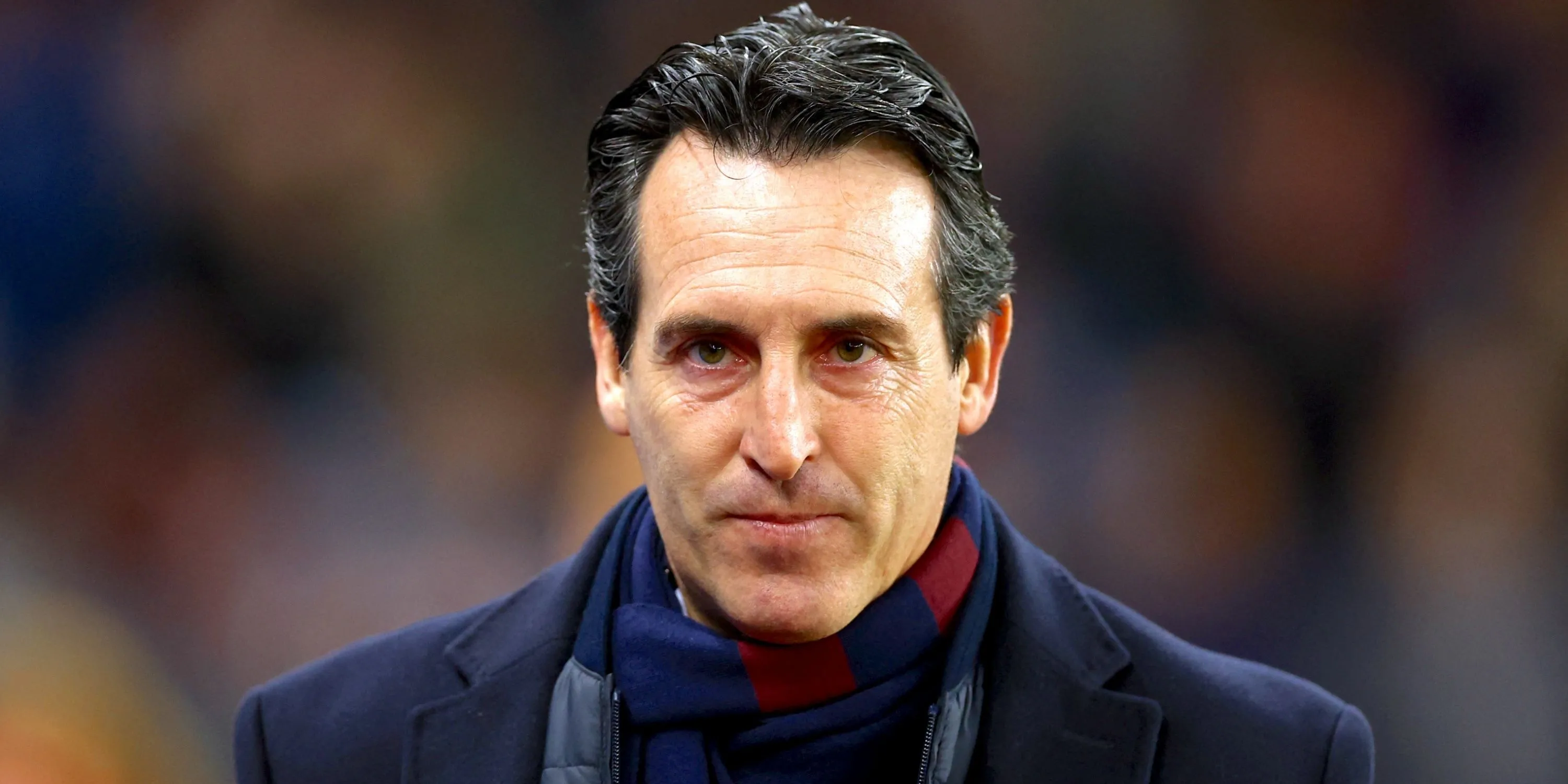 HLV Aston Villa Unai Emery quan sát từ đường biên