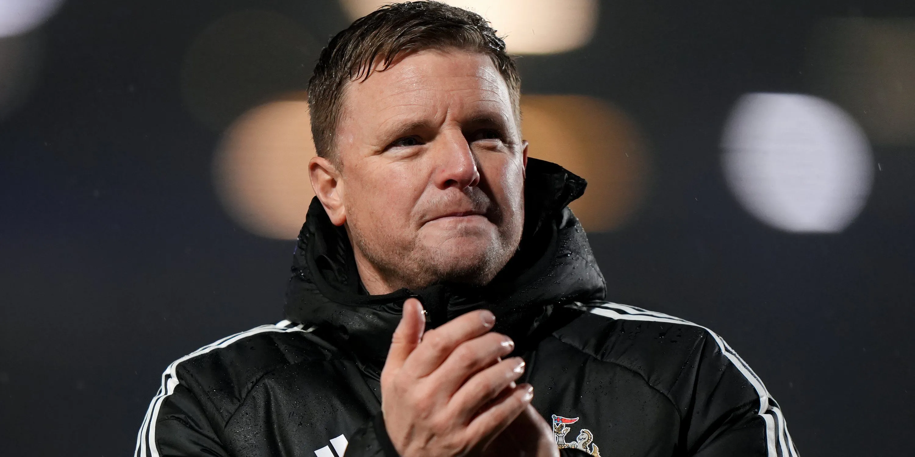 Huấn luyện viên Newcastle United Eddie Howe vỗ tay