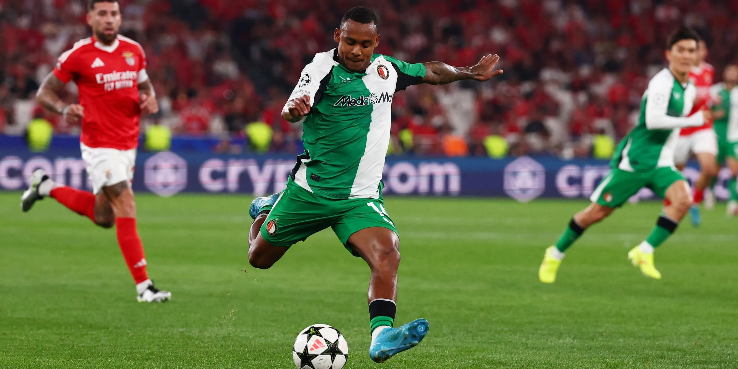 Igor Paixao của Feyenoord trong một pha dứt điểm, thể hiện khả năng tấn công ấn tượng của tiền đạo người Brazil.