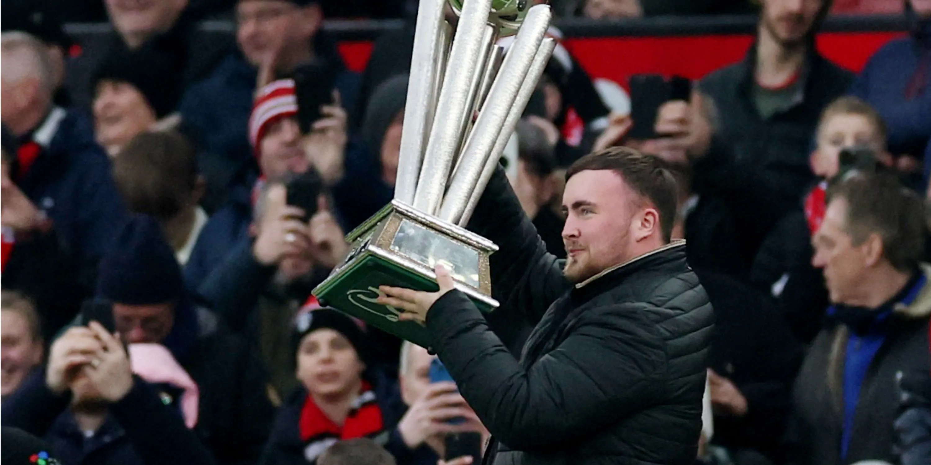 Luke Littler - Hiện tượng phi tiêu thế giới, fan cứng Manchester United, vui mừng mang cúp vô địch đến sân Old Trafford