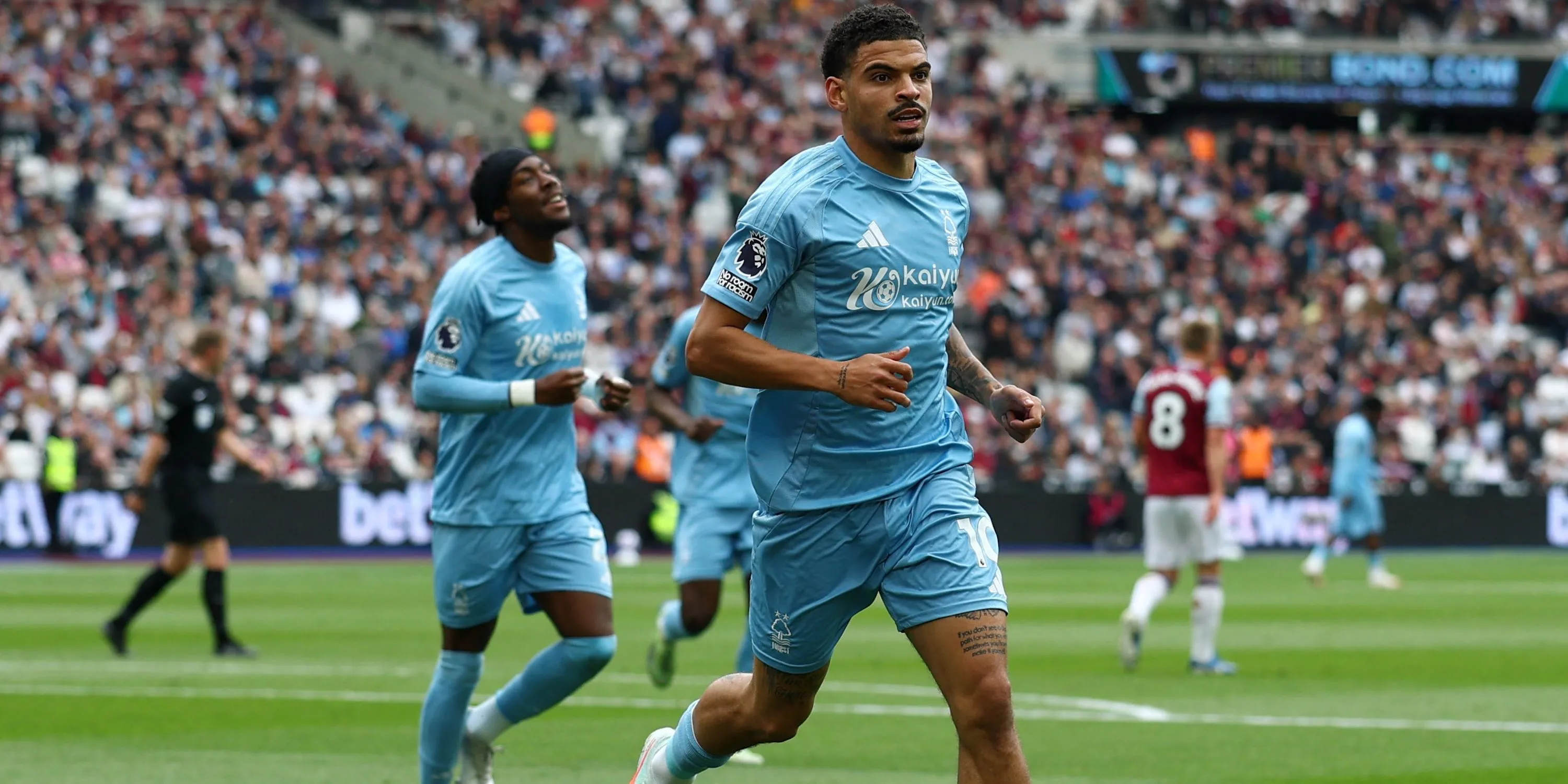 Morgan Gibbs-White của Nottingham Forest ăn mừng bàn thắng, mục tiêu của Tottenham