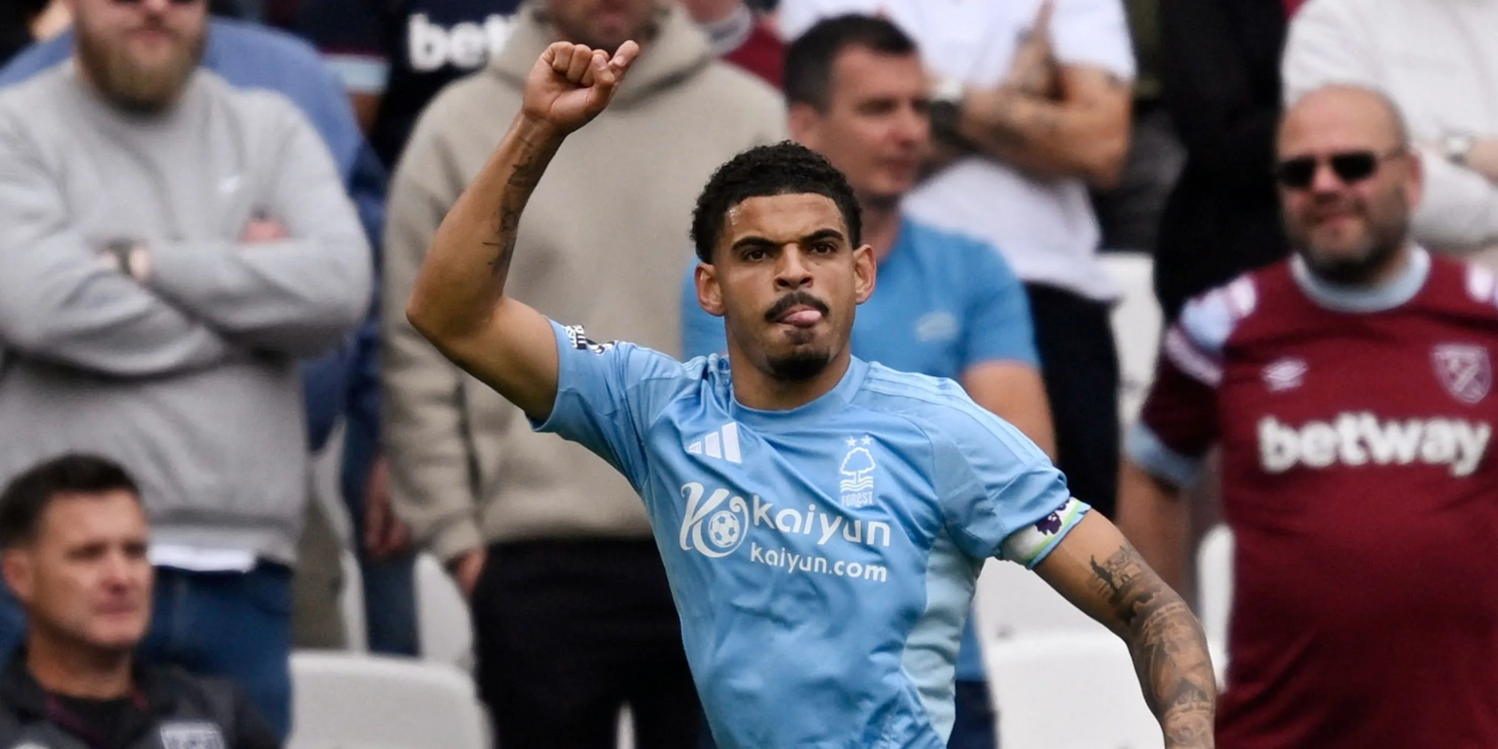Morgan Gibbs-White thi đấu cho Nottingham Forest trong bối cảnh thương vụ chuyển nhượng phức tạp đến Tottenham